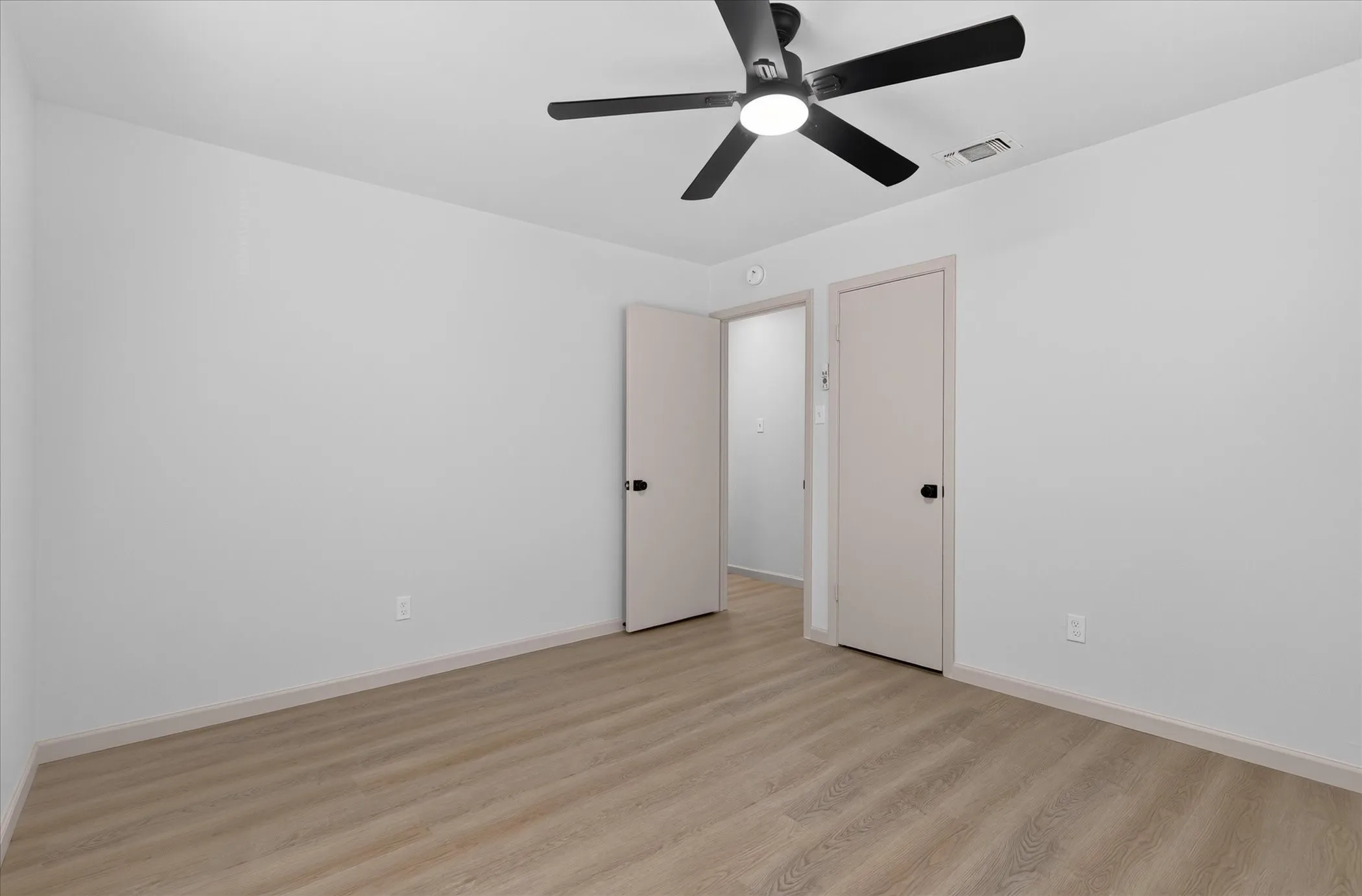 Single Family Residence For Sale in Tarrant County , 237 E Malone Avenue, Crowley, Texas 76036, 3 Bedroom, 2 Bathroom, 2 Garage spaces, 1,325 Sqft, built in 1972, mls#21406003, Real Estate Agent in Crowley, Homes For Sale in Tarrant county, Homes For Sale in Crowley, Realtor in Crowley Texas, Real Estate Brokerage Independent Realty Texas, Luminita Cordes Realtor