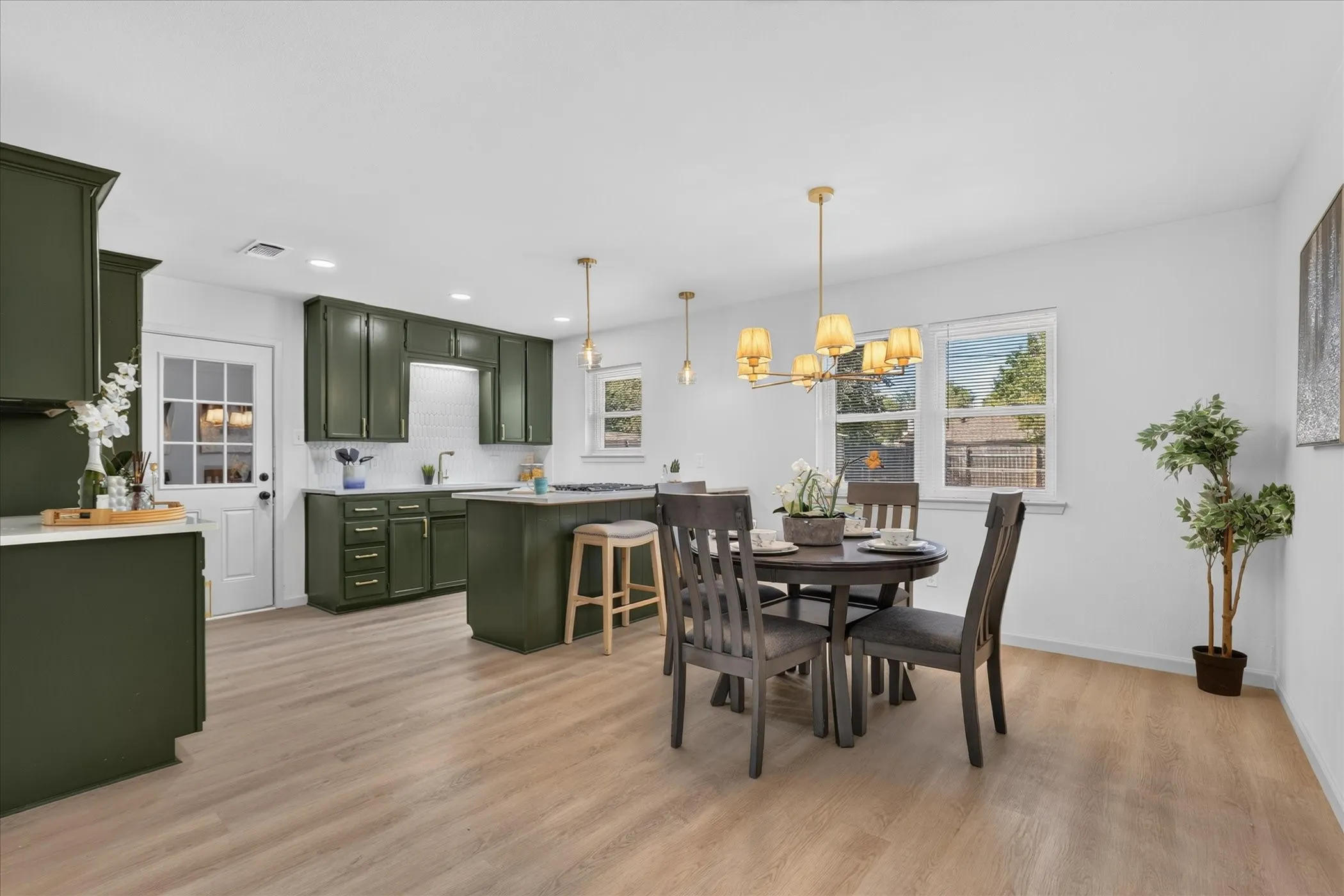 Single Family Residence For Sale in Tarrant County , 237 E Malone Avenue, Crowley, Texas 76036, 3 Bedroom, 2 Bathroom, 2 Garage spaces, 1,325 Sqft, built in 1972, mls#21406003, Real Estate Agent in Crowley, Homes For Sale in Tarrant county, Homes For Sale in Crowley, Realtor in Crowley Texas, Real Estate Brokerage Independent Realty Texas, Luminita Cordes Realtor