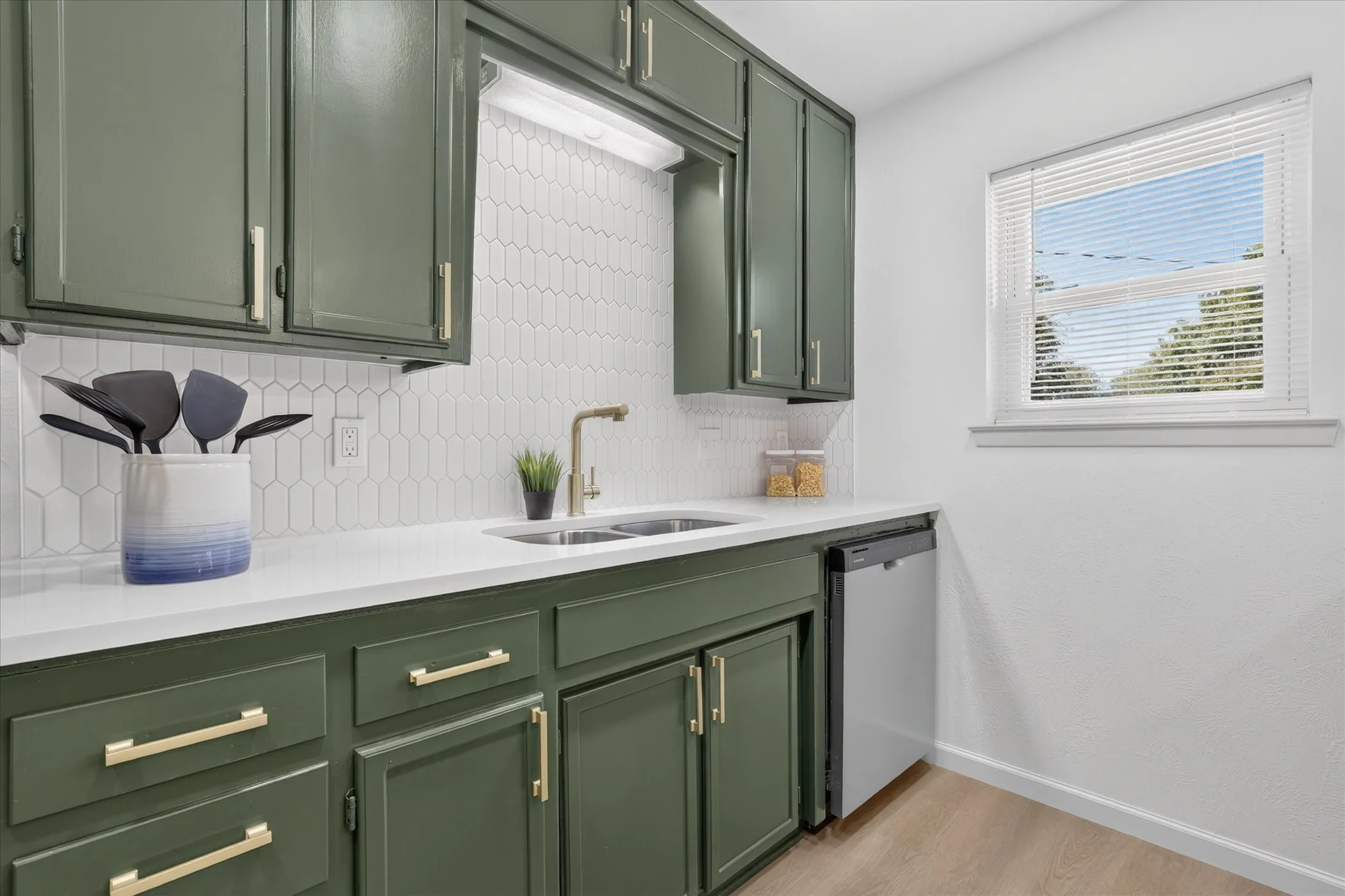 Single Family Residence For Sale in Tarrant County , 237 E Malone Avenue, Crowley, Texas 76036, 3 Bedroom, 2 Bathroom, 2 Garage spaces, 1,325 Sqft, built in 1972, mls#21406003, Real Estate Agent in Crowley, Homes For Sale in Tarrant county, Homes For Sale in Crowley, Realtor in Crowley Texas, Real Estate Brokerage Independent Realty Texas, Luminita Cordes Realtor