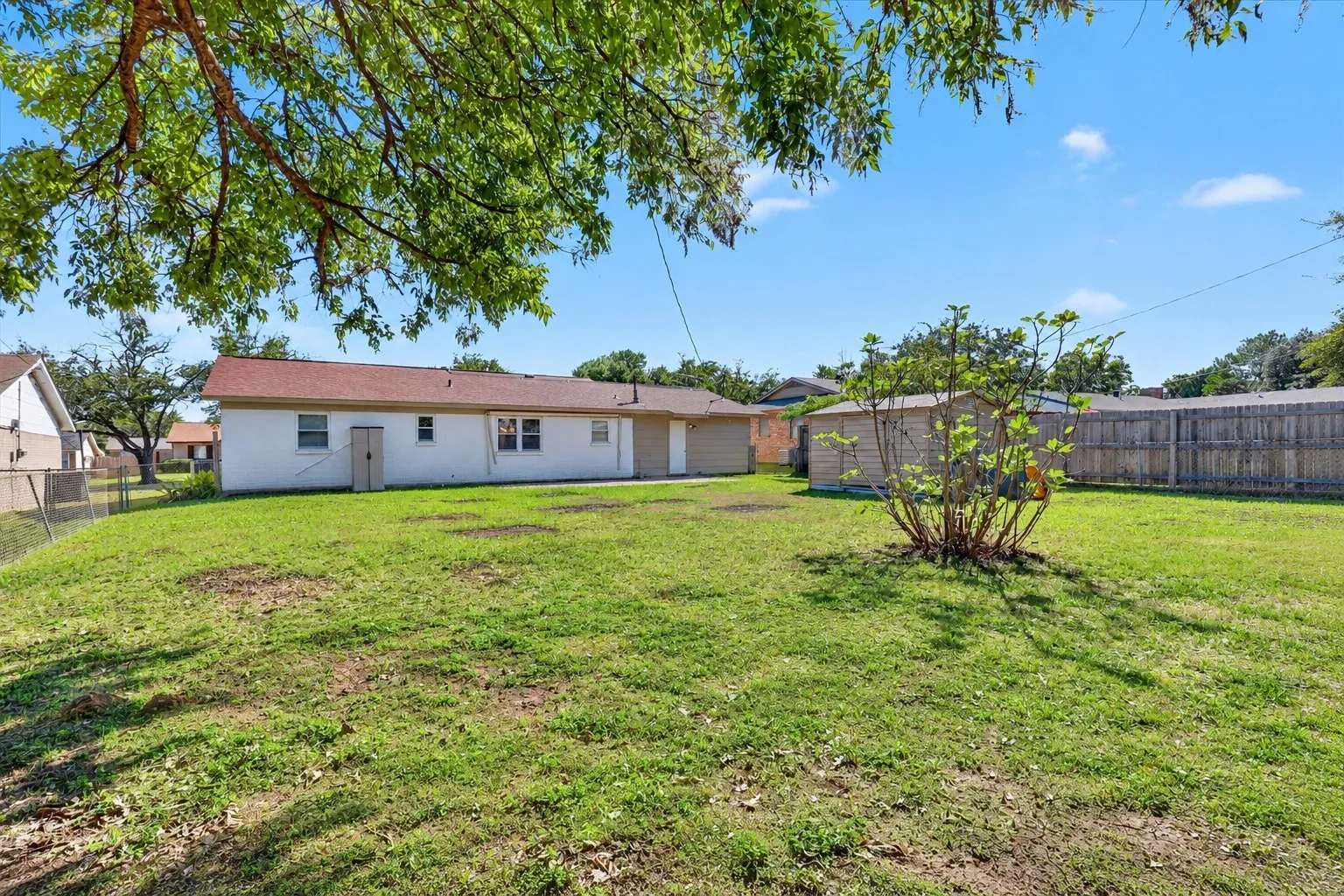 Single Family Residence For Sale in Tarrant County , 237 E Malone Avenue, Crowley, Texas 76036, 3 Bedroom, 2 Bathroom, 2 Garage spaces, 1,325 Sqft, built in 1972, mls#21406003, Real Estate Agent in Crowley, Homes For Sale in Tarrant county, Homes For Sale in Crowley, Realtor in Crowley Texas, Real Estate Brokerage Independent Realty Texas, Luminita Cordes Realtor