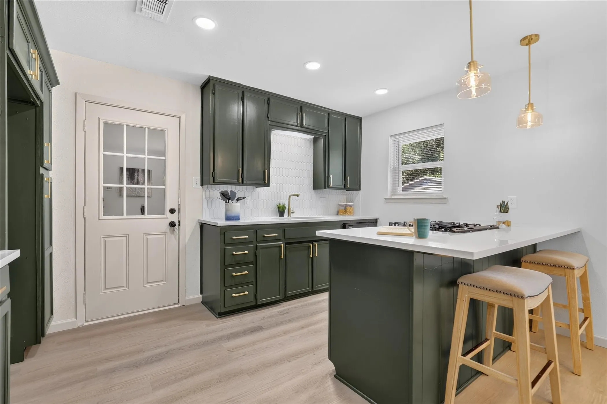 Single Family Residence For Sale in Tarrant County , 237 E Malone Avenue, Crowley, Texas 76036, 3 Bedroom, 2 Bathroom, 2 Garage spaces, 1,325 Sqft, built in 1972, mls#21406003, Real Estate Agent in Crowley, Homes For Sale in Tarrant county, Homes For Sale in Crowley, Realtor in Crowley Texas, Real Estate Brokerage Independent Realty Texas, Luminita Cordes Realtor