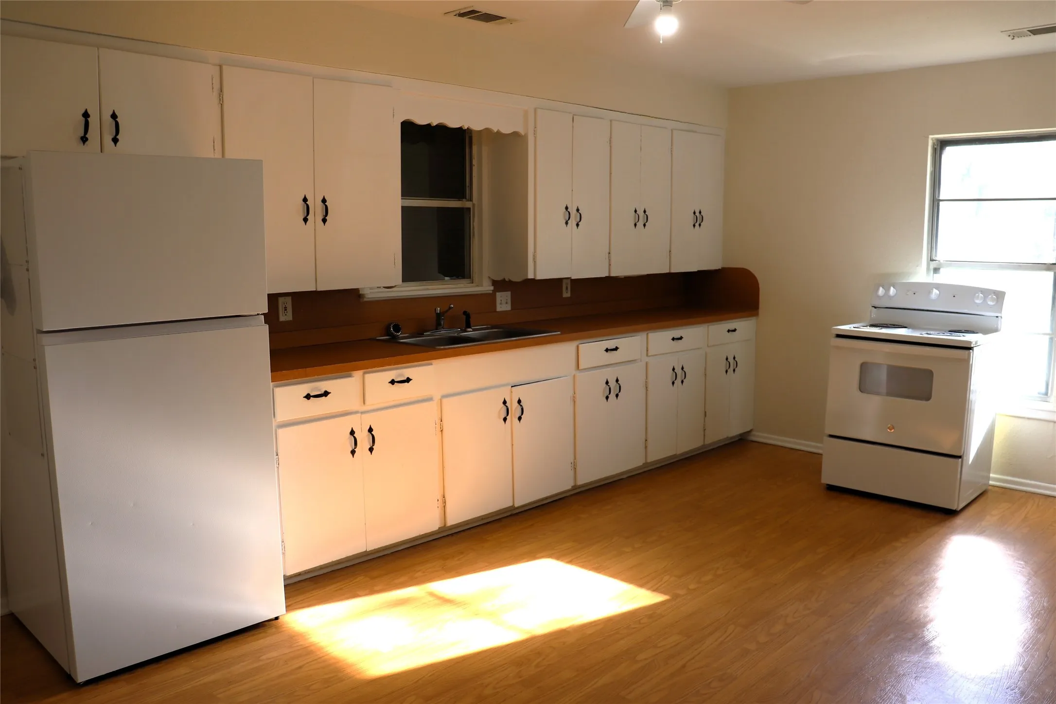Single Family Residence For Sale in Hunt County , 2308 Gilmer Street, Caddo Mills, Texas 75135, 2 Bedroom, 1 Bathroom, Garage spaces, 1,088 Sqft, built in 1975, mls#21404592, Real Estate Agent in Caddo Mills, Homes For Sale in Hunt county, Homes For Sale in Caddo Mills, Realtor in Caddo Mills Texas, Real Estate Brokerage Independent Realty Texas, Luminita Cordes Realtor