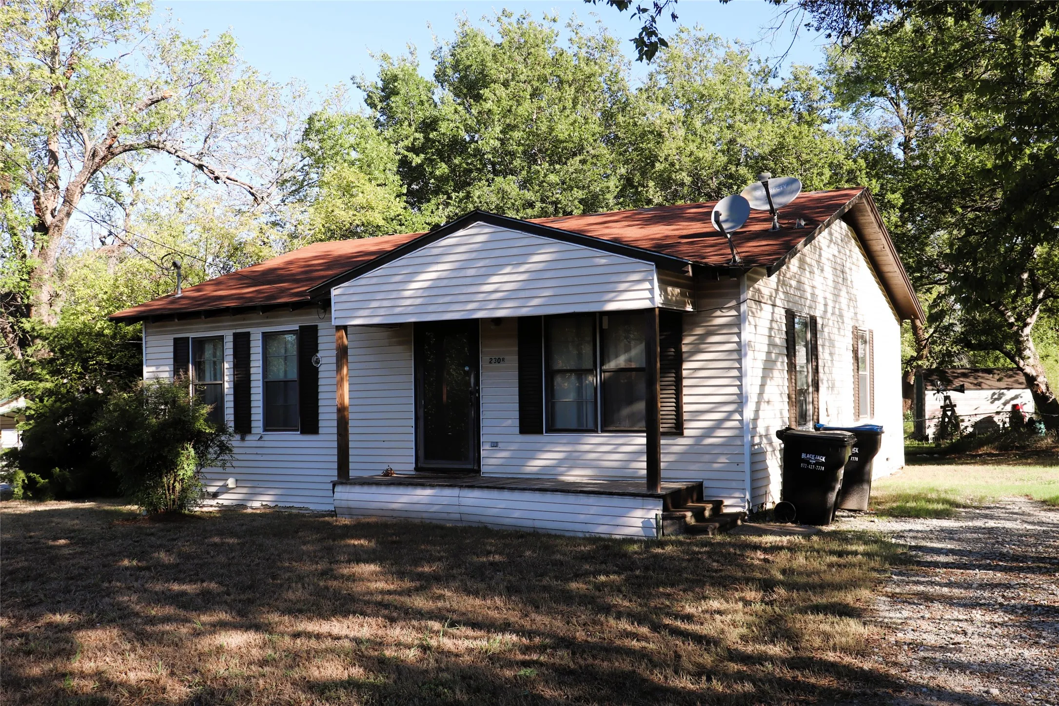Single Family Residence For Sale in Hunt County , 2308 Gilmer Street, Caddo Mills, Texas 75135, 2 Bedroom, 1 Bathroom, Garage spaces, 1,088 Sqft, built in 1975, mls#21404592, Real Estate Agent in Caddo Mills, Homes For Sale in Hunt county, Homes For Sale in Caddo Mills, Realtor in Caddo Mills Texas, Real Estate Brokerage Independent Realty Texas, Luminita Cordes Realtor