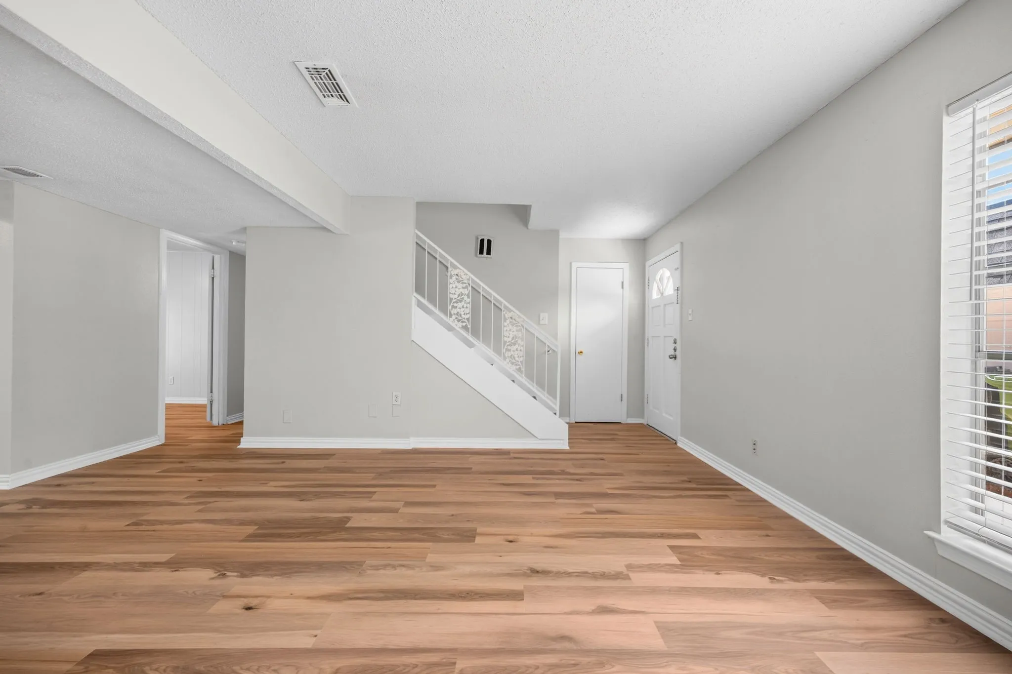 Duplex For Rent in Tarrant County , 2019 Fleur De Lis Court, Arlington, Texas 76012, 4 Bedroom, 2 Bathroom, 2 Garage spaces, 3,500 Sqft, built in 1971, mls#21406094, Real Estate Agent in Arlington, Homes For Rent in Tarrant county, Homes For Rent in Arlington, Realtor in Arlington Texas, Real Estate Brokerage Independent Realty Texas, Luminita Cordes Realtor