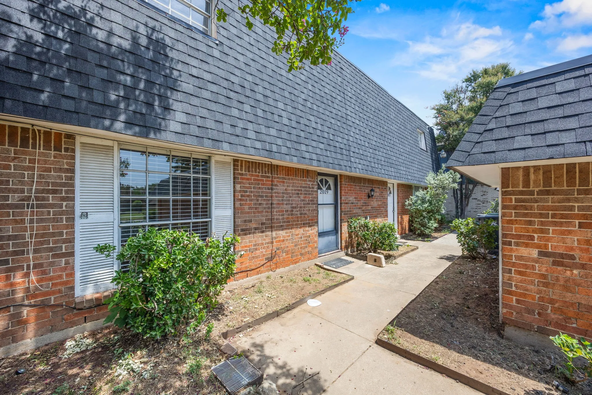 Duplex For Rent in Tarrant County , 2019 Fleur De Lis Court, Arlington, Texas 76012, 4 Bedroom, 2 Bathroom, 2 Garage spaces, 3,500 Sqft, built in 1971, mls#21406094, Real Estate Agent in Arlington, Homes For Rent in Tarrant county, Homes For Rent in Arlington, Realtor in Arlington Texas, Real Estate Brokerage Independent Realty Texas, Luminita Cordes Realtor