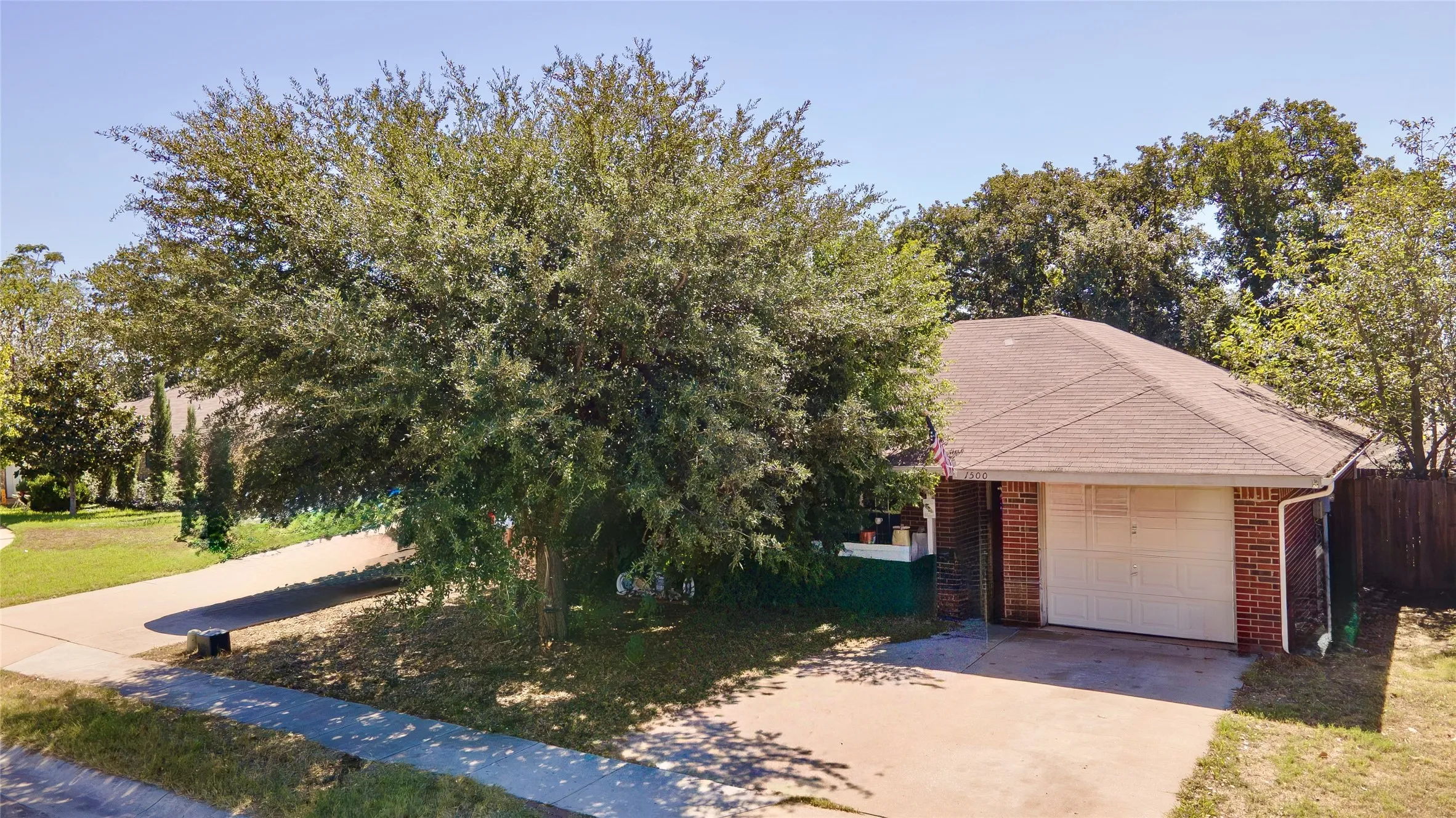 Single Family Residence For Sale in Denton County , 1500 Paco Trail, Denton, Texas 76209, 3 Bedroom, 2 Bathroom, 2 Garage spaces, 1,156 Sqft, built in 2001, mls#21403519, Real Estate Agent in Denton, Homes For Sale in Denton county, Homes For Sale in Denton, Realtor in Denton Texas, Real Estate Brokerage Independent Realty Texas, Luminita Cordes Realtor