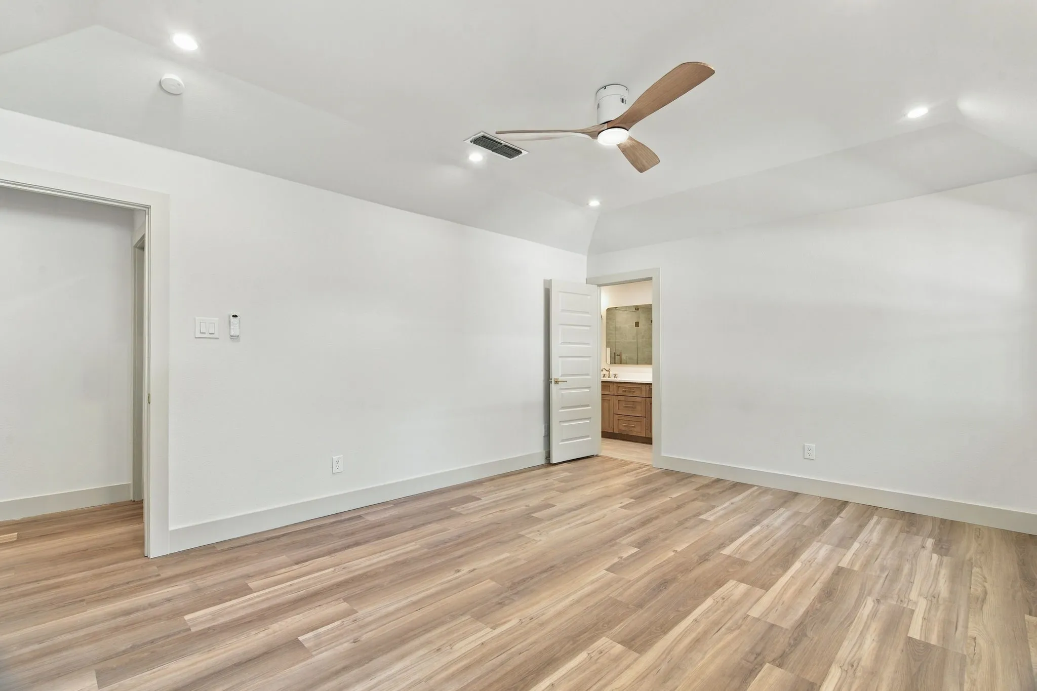 Single Family Residence For Sale in Tarrant County , 316 Oak Valley Drive, Colleyville, Texas 76034, 4 Bedroom, 2 Bathroom, 2 Garage spaces, 1,864 Sqft, built in 1977, mls#21406069, Real Estate Agent in Colleyville, Homes For Sale in Tarrant county, Homes For Sale in Colleyville, Realtor in Colleyville Texas, Real Estate Brokerage Independent Realty Texas, Luminita Cordes Realtor
