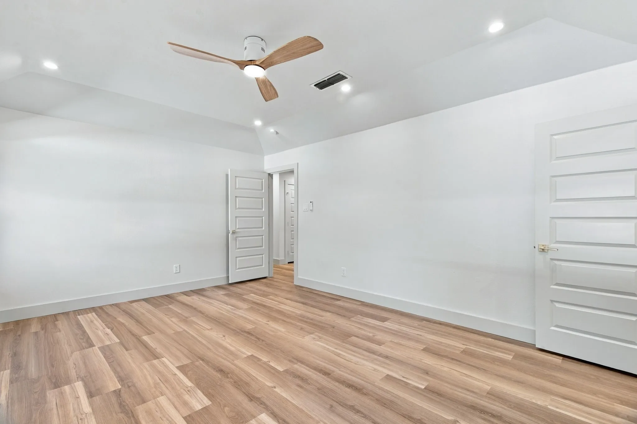 Single Family Residence For Sale in Tarrant County , 316 Oak Valley Drive, Colleyville, Texas 76034, 4 Bedroom, 2 Bathroom, 2 Garage spaces, 1,864 Sqft, built in 1977, mls#21406069, Real Estate Agent in Colleyville, Homes For Sale in Tarrant county, Homes For Sale in Colleyville, Realtor in Colleyville Texas, Real Estate Brokerage Independent Realty Texas, Luminita Cordes Realtor