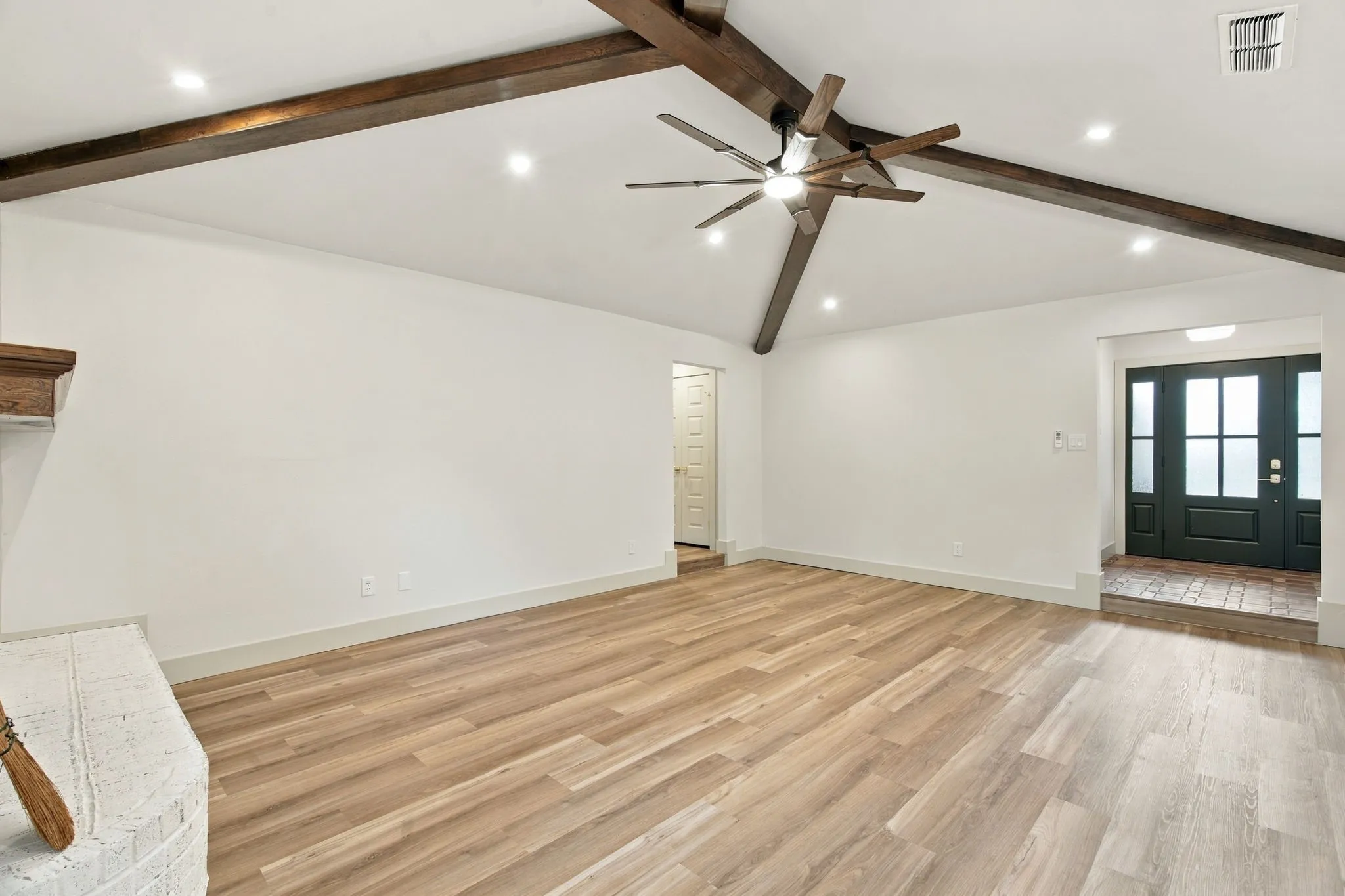 Single Family Residence For Sale in Tarrant County , 316 Oak Valley Drive, Colleyville, Texas 76034, 4 Bedroom, 2 Bathroom, 2 Garage spaces, 1,864 Sqft, built in 1977, mls#21406069, Real Estate Agent in Colleyville, Homes For Sale in Tarrant county, Homes For Sale in Colleyville, Realtor in Colleyville Texas, Real Estate Brokerage Independent Realty Texas, Luminita Cordes Realtor