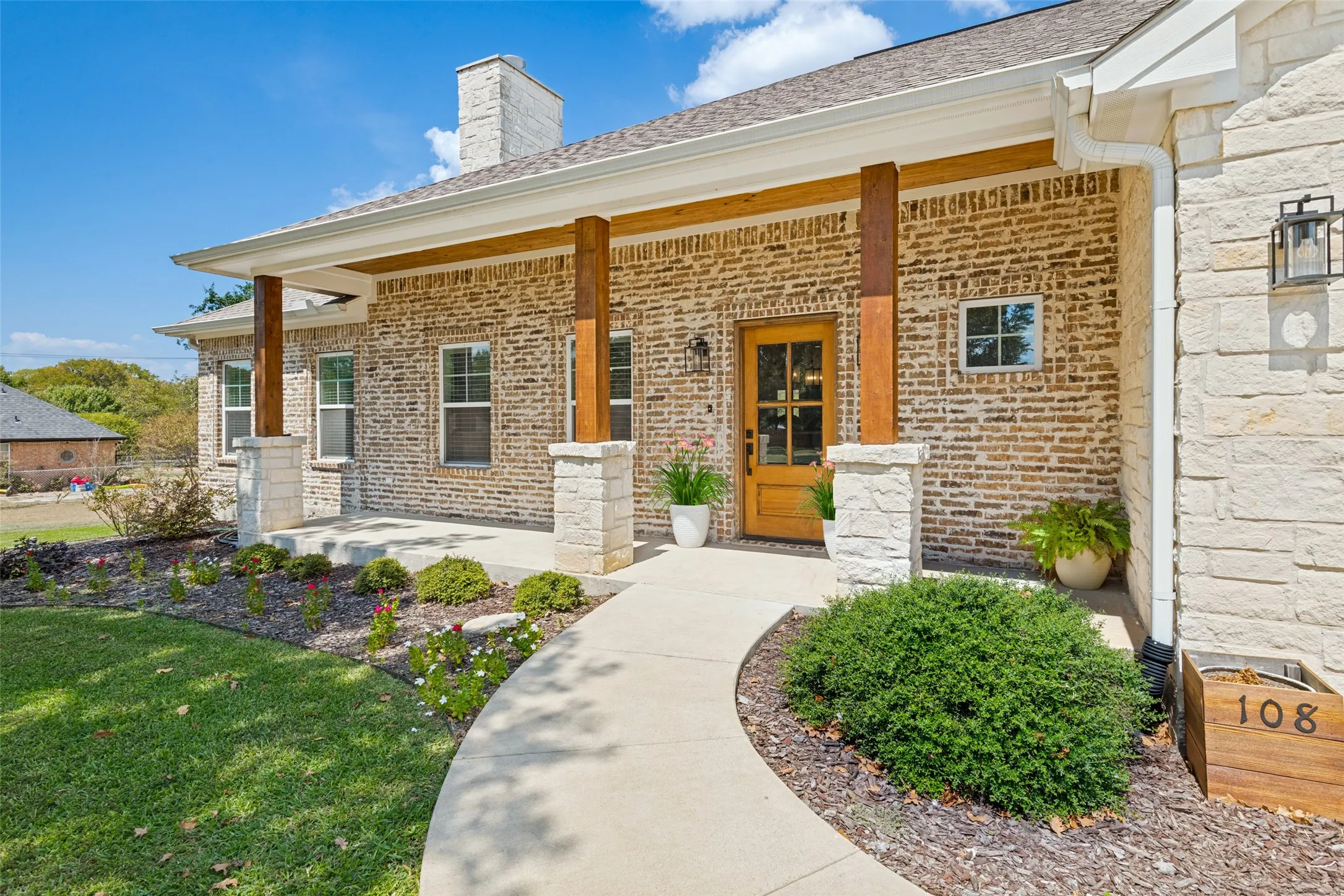 Single Family Residence For Sale in Henderson County , 108 Rye Place, Gun Barrel City, Texas 75156, 3 Bedroom, 3 Bathroom, 2 Garage spaces, 1,938 Sqft, built in 2020, mls#21385172, Real Estate Agent in Gun Barrel City, Homes For Sale in Henderson county, Homes For Sale in Gun Barrel City, Realtor in Gun Barrel City Texas, Real Estate Brokerage Independent Realty Texas, Luminita Cordes Realtor