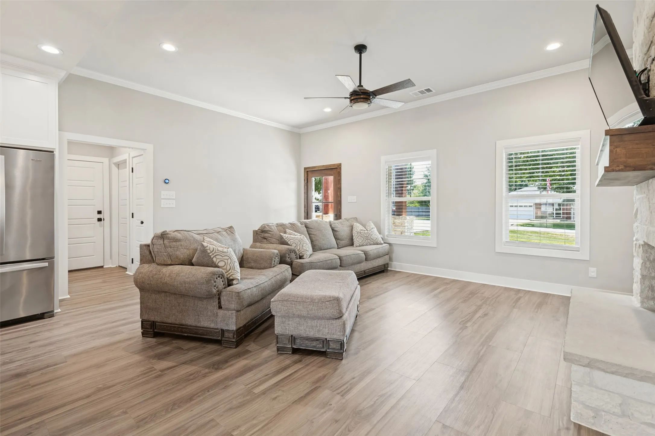 Vaulted ceiling with recessed lighting and ceiling fan