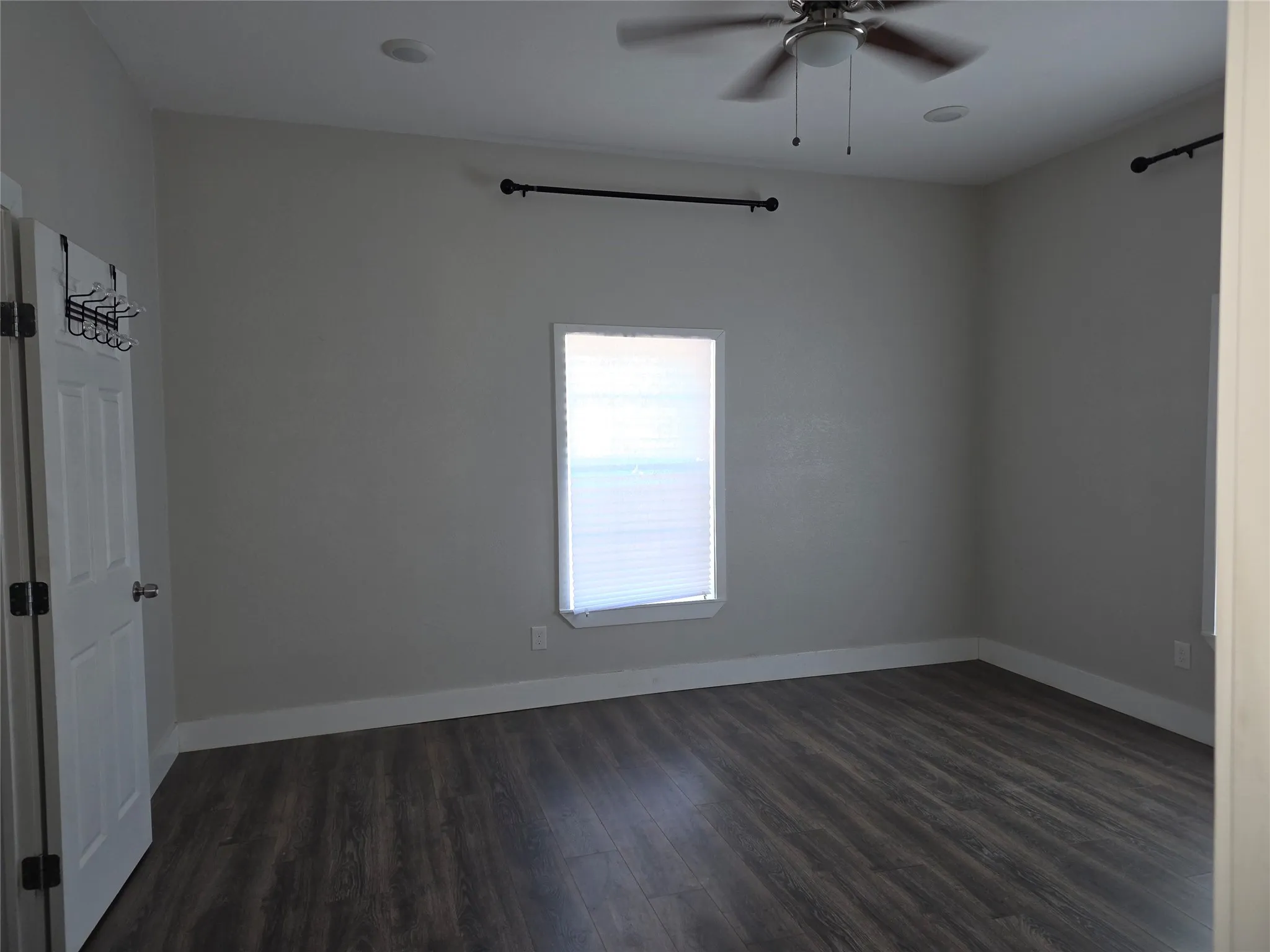 Single Family Residence For Rent in Ellis County , 901 S Hall Street, Ennis, Texas 75119, 3 Bedroom, 2 Bathroom, Garage spaces, 1,306 Sqft, built in 1945, mls#21406107, Real Estate Agent in Ennis, Homes For Rent in Ellis county, Homes For Rent in Ennis, Realtor in Ennis Texas, Real Estate Brokerage Independent Realty Texas, Luminita Cordes Realtor