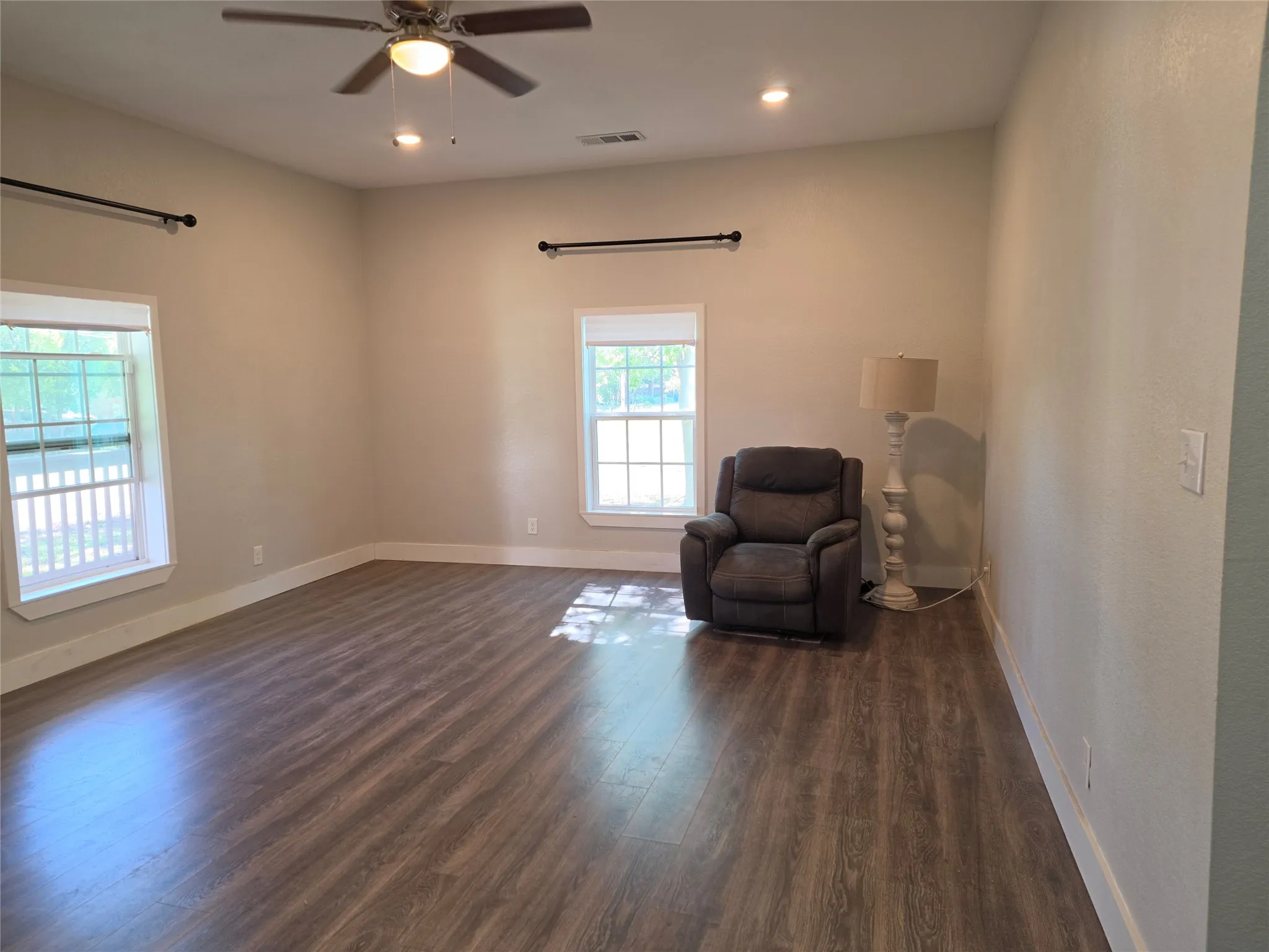 Single Family Residence For Rent in Ellis County , 901 S Hall Street, Ennis, Texas 75119, 3 Bedroom, 2 Bathroom, Garage spaces, 1,306 Sqft, built in 1945, mls#21406107, Real Estate Agent in Ennis, Homes For Rent in Ellis county, Homes For Rent in Ennis, Realtor in Ennis Texas, Real Estate Brokerage Independent Realty Texas, Luminita Cordes Realtor