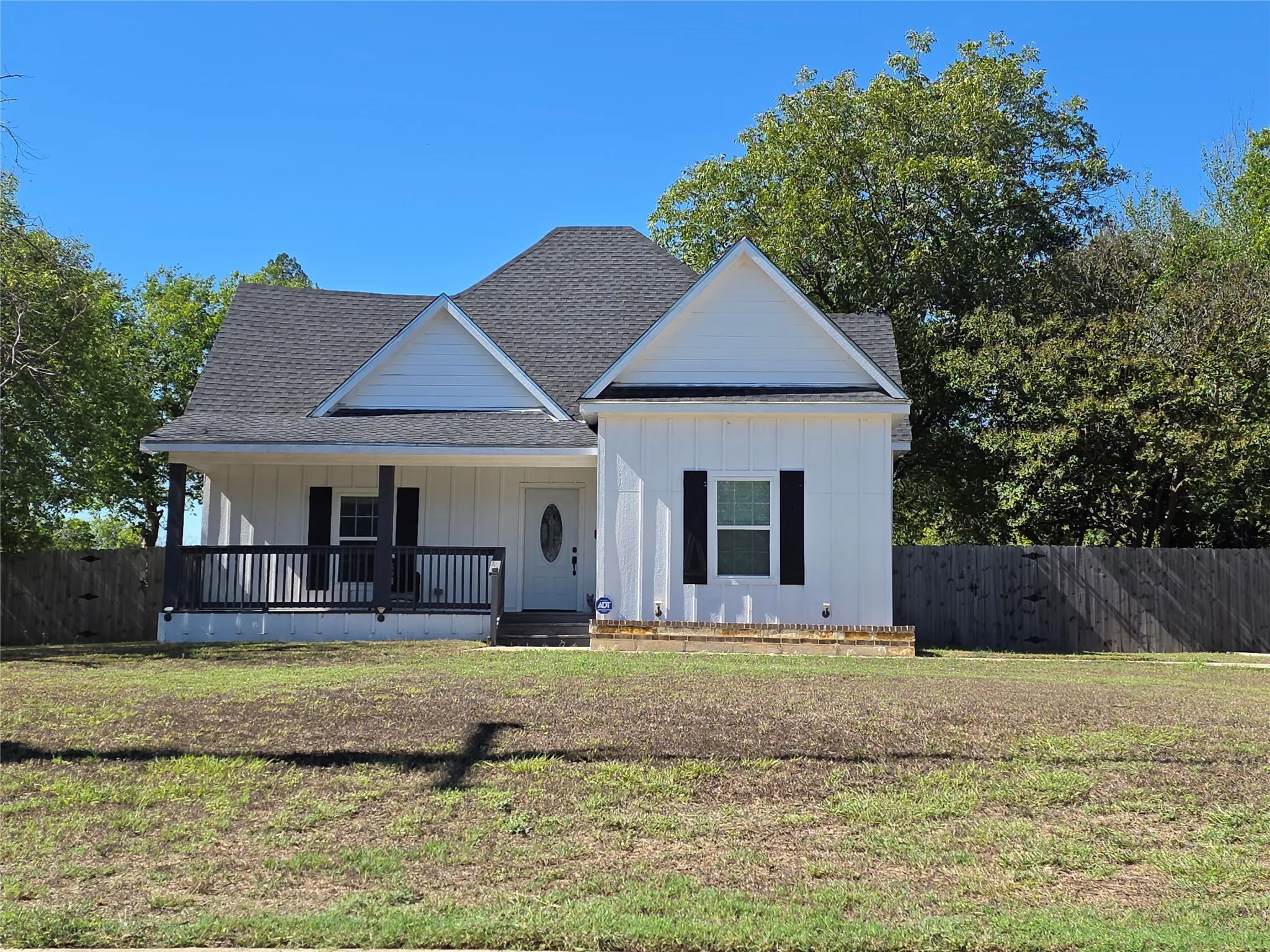 Single Family Residence For Rent in Ellis County , 901 S Hall Street, Ennis, Texas 75119, 3 Bedroom, 2 Bathroom, Garage spaces, 1,306 Sqft, built in 1945, mls#21406107, Real Estate Agent in Ennis, Homes For Rent in Ellis county, Homes For Rent in Ennis, Realtor in Ennis Texas, Real Estate Brokerage Independent Realty Texas, Luminita Cordes Realtor