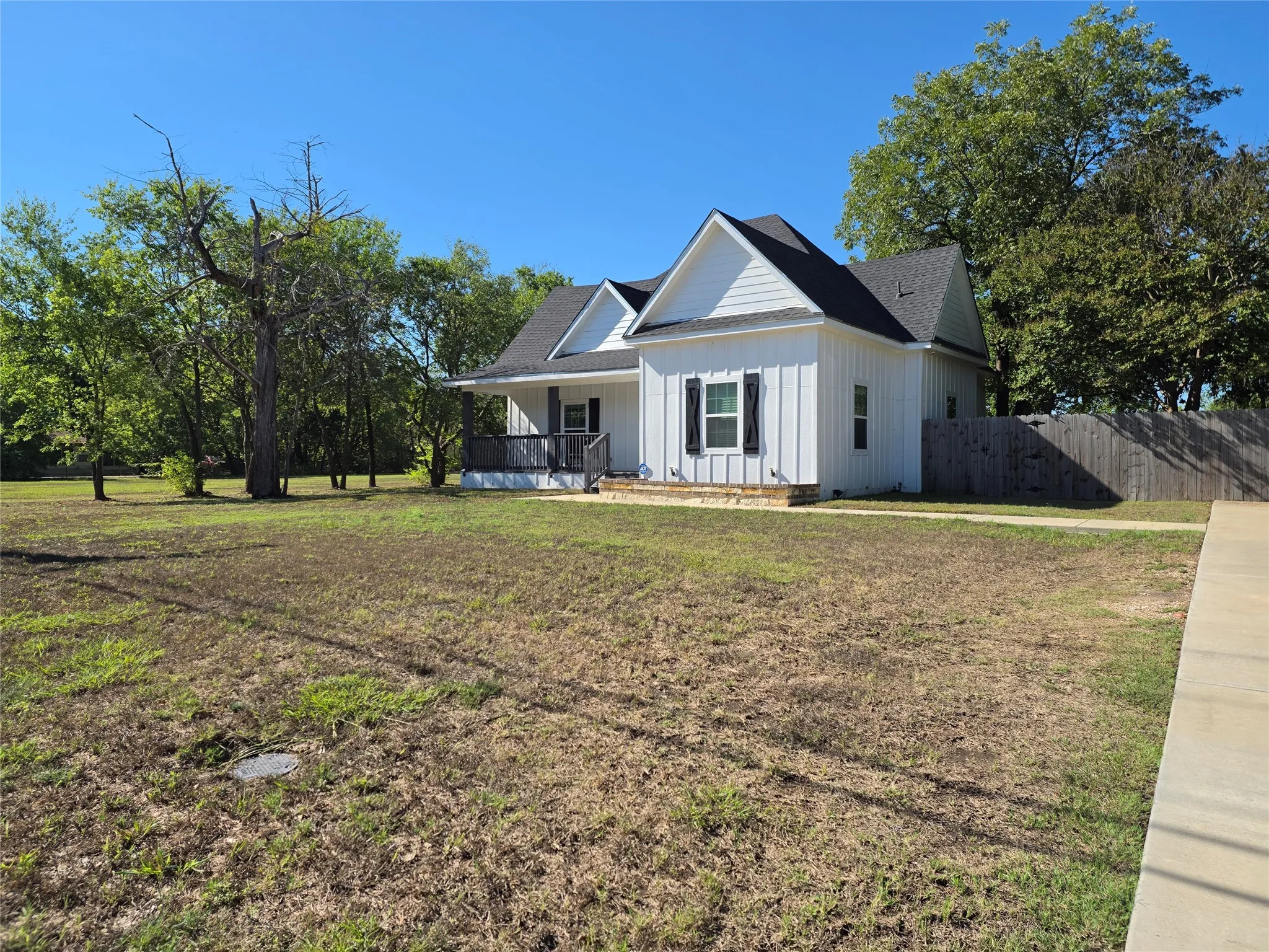 Single Family Residence For Rent in Ellis County , 901 S Hall Street, Ennis, Texas 75119, 3 Bedroom, 2 Bathroom, Garage spaces, 1,306 Sqft, built in 1945, mls#21406107, Real Estate Agent in Ennis, Homes For Rent in Ellis county, Homes For Rent in Ennis, Realtor in Ennis Texas, Real Estate Brokerage Independent Realty Texas, Luminita Cordes Realtor