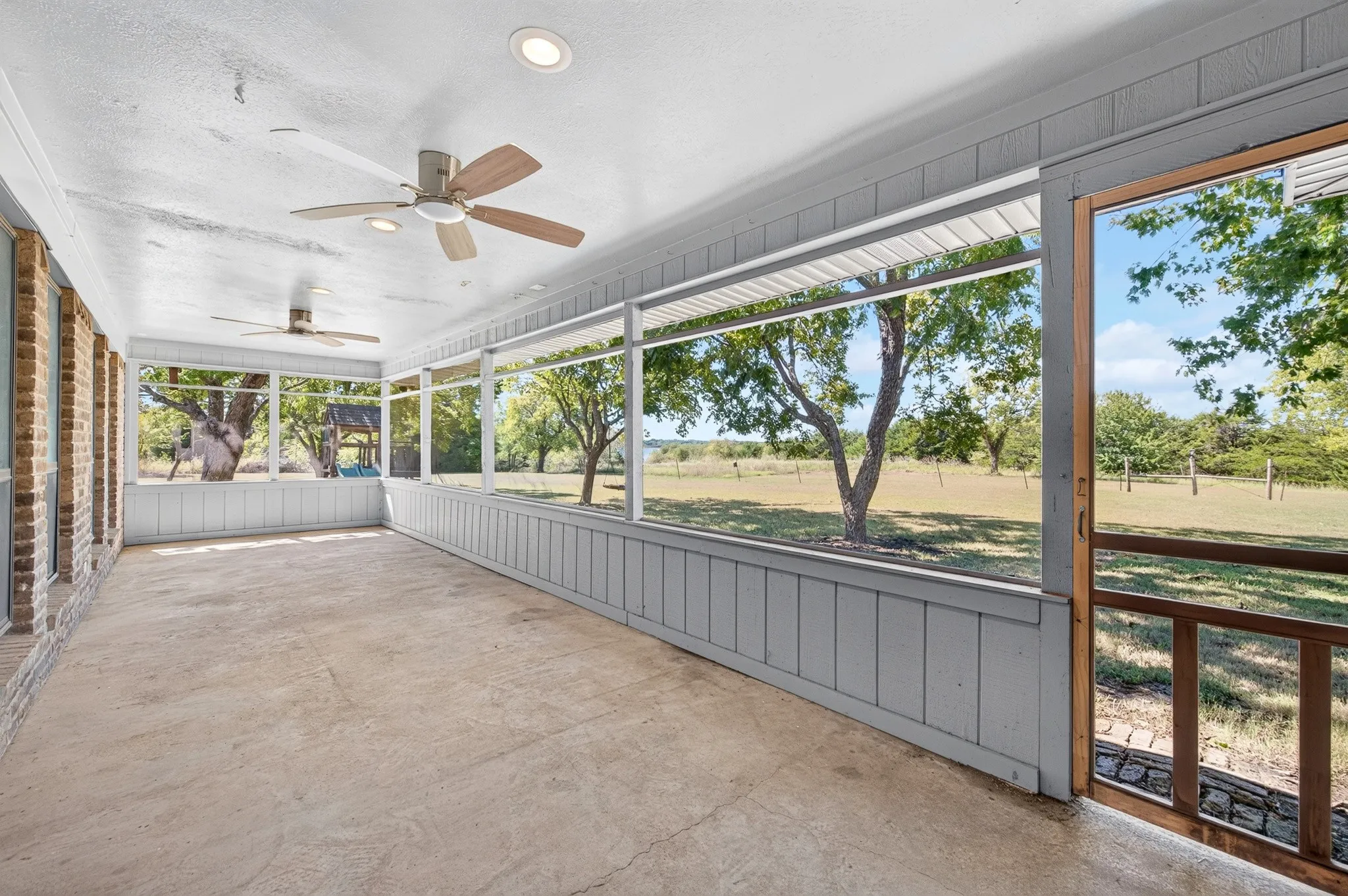 Single Family Residence For Sale in Collin County , 14340 County Road 550 Road, Farmersville, Texas 75442, 3 Bedroom, 2 Bathroom, 2 Garage spaces, 2,819 Sqft, built in 1982, mls#21398352, Real Estate Agent in Farmersville, Homes For Sale in Collin county, Homes For Sale in Farmersville, Realtor in Farmersville Texas, Real Estate Brokerage Independent Realty Texas, Luminita Cordes Realtor