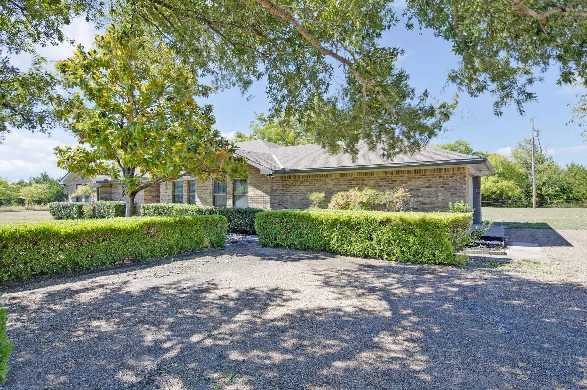 Single Family Residence For Sale in Collin County , 14340 County Road 550 Road, Farmersville, Texas 75442, 3 Bedroom, 2 Bathroom, 2 Garage spaces, 2,819 Sqft, built in 1982, mls#21398352, Real Estate Agent in Farmersville, Homes For Sale in Collin county, Homes For Sale in Farmersville, Realtor in Farmersville Texas, Real Estate Brokerage Independent Realty Texas, Luminita Cordes Realtor