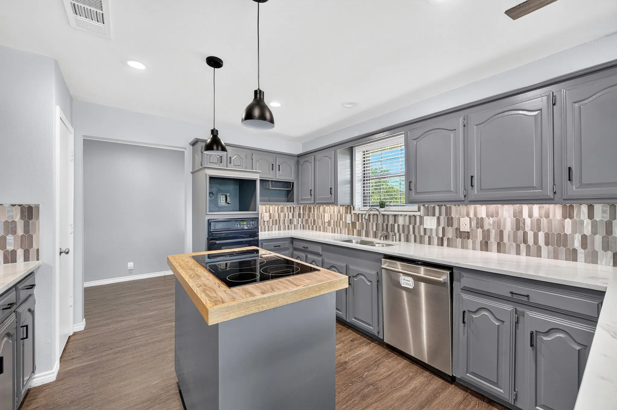 Single Family Residence For Sale in Collin County , 14340 County Road 550 Road, Farmersville, Texas 75442, 3 Bedroom, 2 Bathroom, 2 Garage spaces, 2,819 Sqft, built in 1982, mls#21398352, Real Estate Agent in Farmersville, Homes For Sale in Collin county, Homes For Sale in Farmersville, Realtor in Farmersville Texas, Real Estate Brokerage Independent Realty Texas, Luminita Cordes Realtor