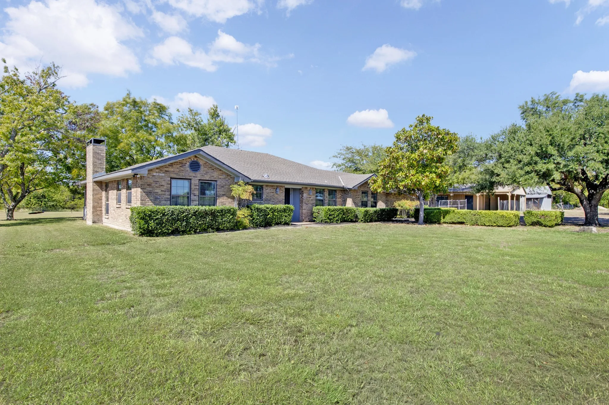 Single Family Residence For Sale in Collin County , 14340 County Road 550 Road, Farmersville, Texas 75442, 3 Bedroom, 2 Bathroom, 2 Garage spaces, 2,819 Sqft, built in 1982, mls#21398352, Real Estate Agent in Farmersville, Homes For Sale in Collin county, Homes For Sale in Farmersville, Realtor in Farmersville Texas, Real Estate Brokerage Independent Realty Texas, Luminita Cordes Realtor