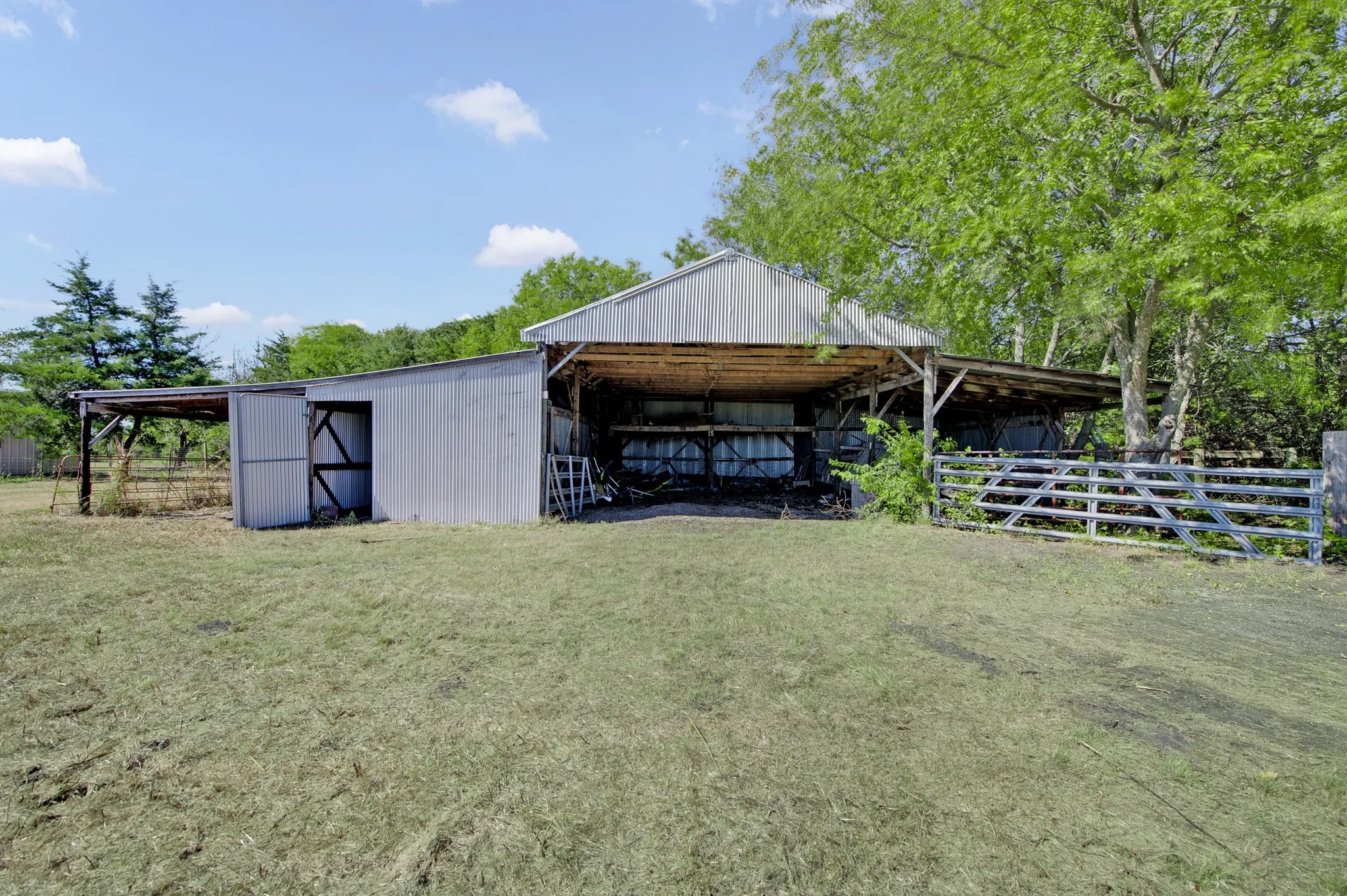 Single Family Residence For Sale in Collin County , 14340 County Road 550 Road, Farmersville, Texas 75442, 3 Bedroom, 2 Bathroom, 2 Garage spaces, 2,819 Sqft, built in 1982, mls#21398352, Real Estate Agent in Farmersville, Homes For Sale in Collin county, Homes For Sale in Farmersville, Realtor in Farmersville Texas, Real Estate Brokerage Independent Realty Texas, Luminita Cordes Realtor