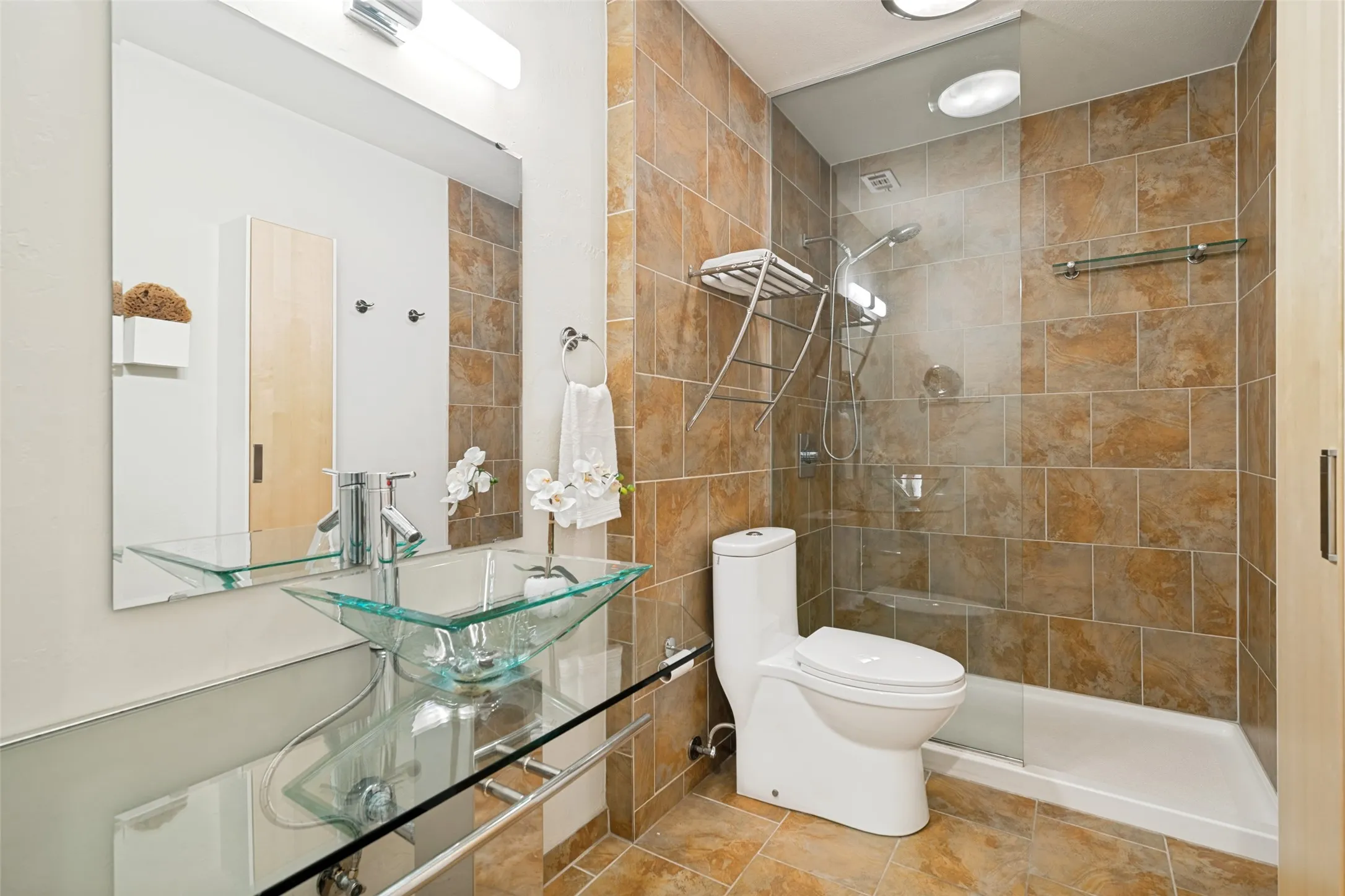 Townhouse For Sale in Rockwall County , 5901 Ranger Drive, Rockwall, Texas 75032, 3 Bedroom, 3 Bathroom, 2 Garage spaces, 1,891 Sqft, built in 1976, mls#21404181, Real Estate Agent in Rockwall, Homes For Sale in Rockwall county, Homes For Sale in Rockwall, Realtor in Rockwall Texas, Real Estate Brokerage Independent Realty Texas, Luminita Cordes Realtor