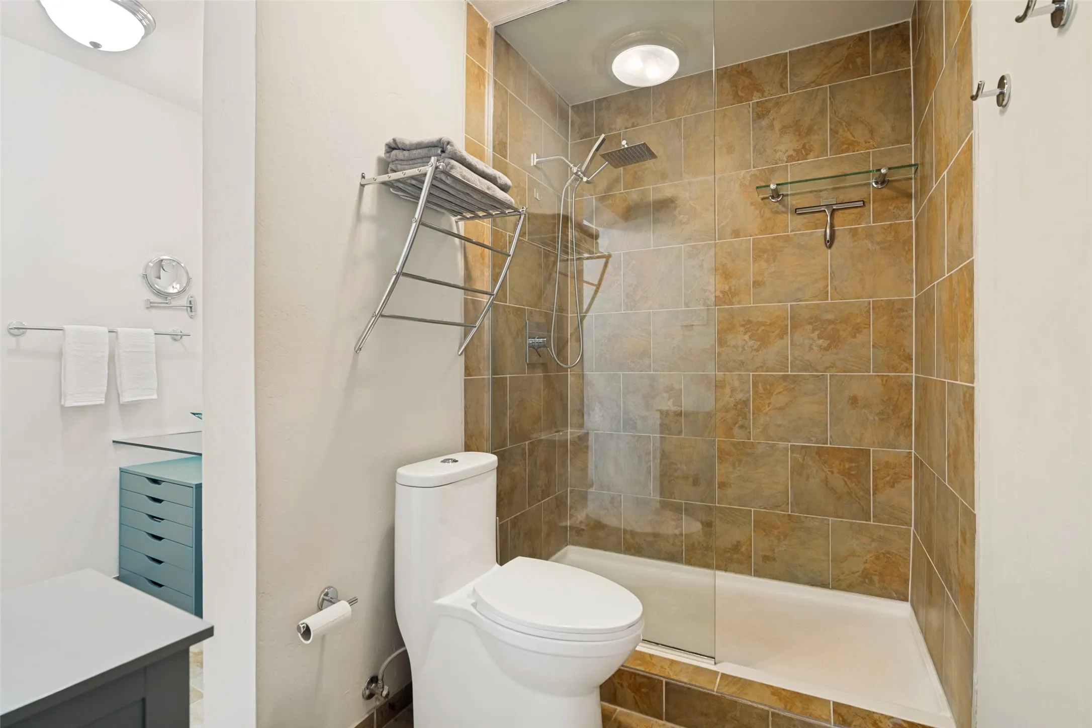 Townhouse For Sale in Rockwall County , 5901 Ranger Drive, Rockwall, Texas 75032, 3 Bedroom, 3 Bathroom, 2 Garage spaces, 1,891 Sqft, built in 1976, mls#21404181, Real Estate Agent in Rockwall, Homes For Sale in Rockwall county, Homes For Sale in Rockwall, Realtor in Rockwall Texas, Real Estate Brokerage Independent Realty Texas, Luminita Cordes Realtor