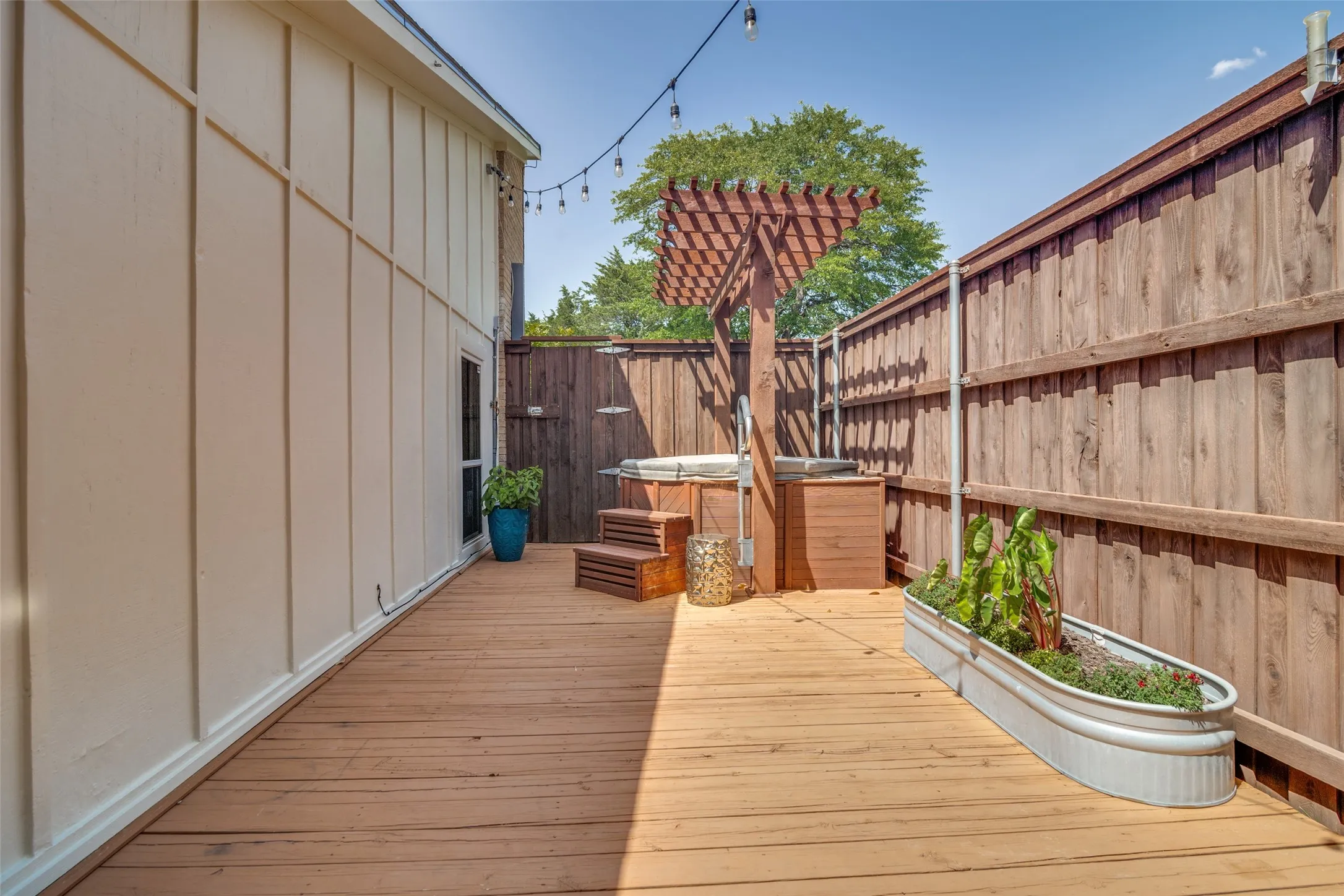 Townhouse For Sale in Rockwall County , 5901 Ranger Drive, Rockwall, Texas 75032, 3 Bedroom, 3 Bathroom, 2 Garage spaces, 1,891 Sqft, built in 1976, mls#21404181, Real Estate Agent in Rockwall, Homes For Sale in Rockwall county, Homes For Sale in Rockwall, Realtor in Rockwall Texas, Real Estate Brokerage Independent Realty Texas, Luminita Cordes Realtor