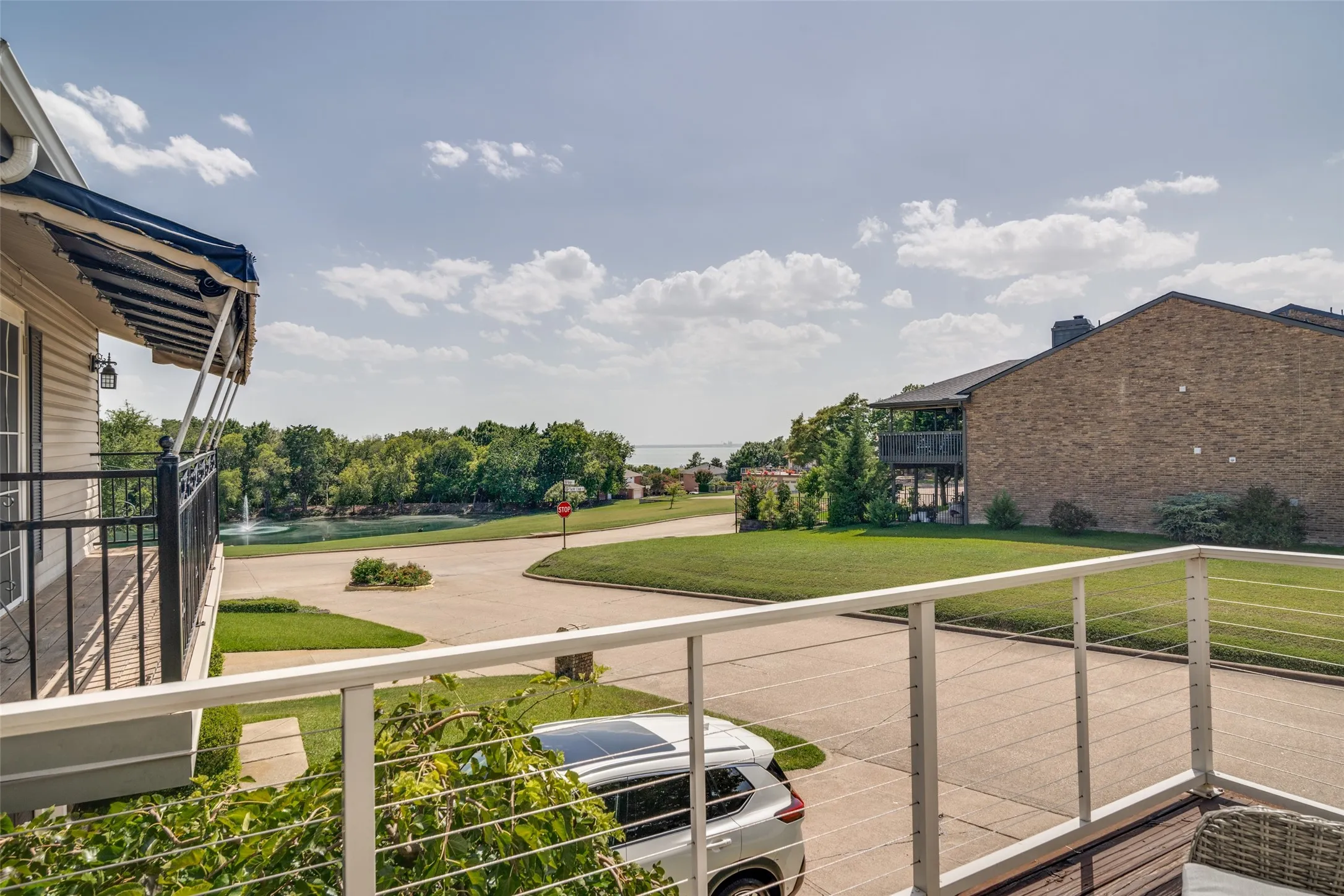 Townhouse For Sale in Rockwall County , 5901 Ranger Drive, Rockwall, Texas 75032, 3 Bedroom, 3 Bathroom, 2 Garage spaces, 1,891 Sqft, built in 1976, mls#21404181, Real Estate Agent in Rockwall, Homes For Sale in Rockwall county, Homes For Sale in Rockwall, Realtor in Rockwall Texas, Real Estate Brokerage Independent Realty Texas, Luminita Cordes Realtor