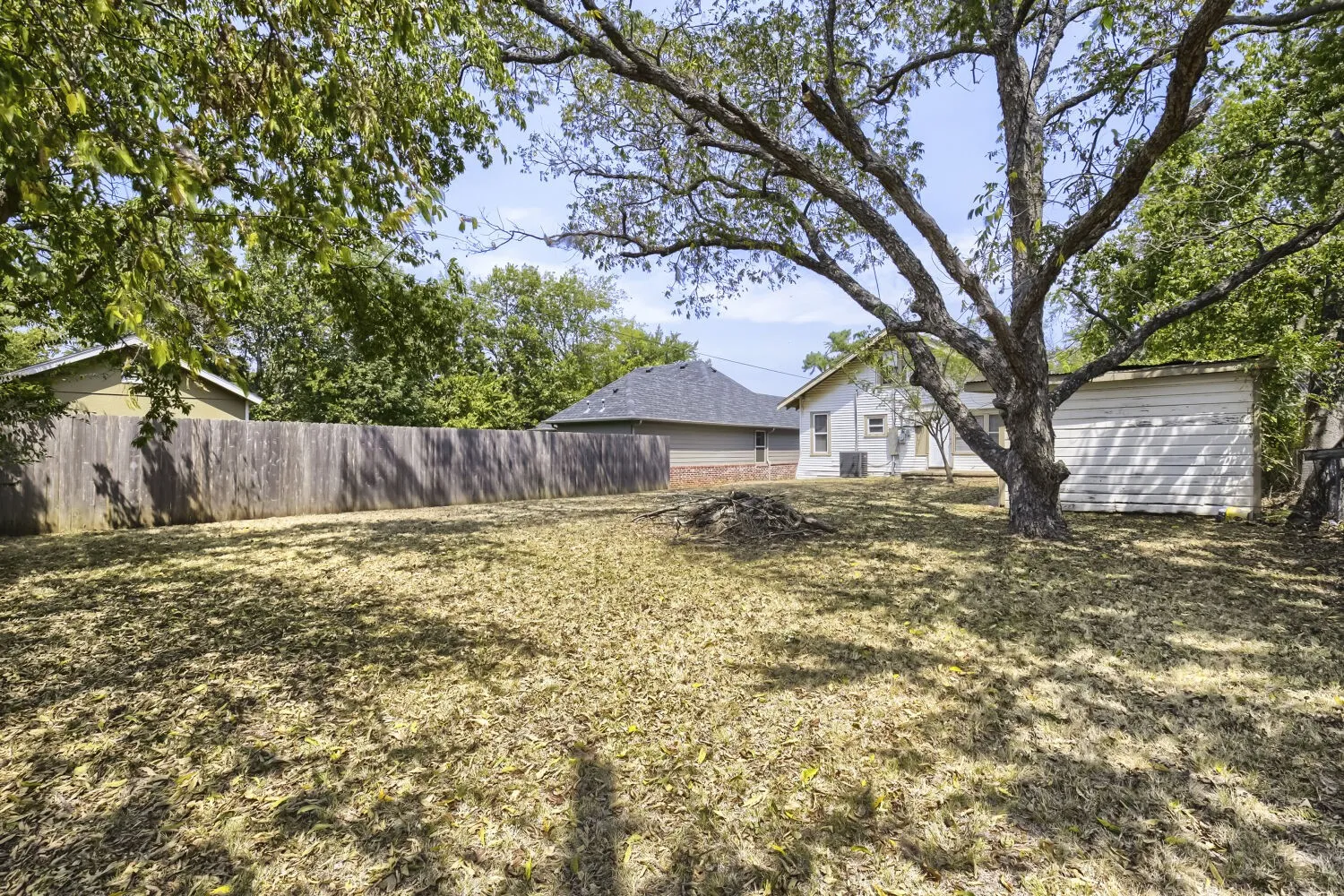 Single Family Residence For Rent in Grayson County , 520 E Day Street, Denison, Texas 75021, 3 Bedroom, 1 Bathroom, Garage spaces, 1,072 Sqft, built in 1920, mls#21406114, Real Estate Agent in Denison, Homes For Rent in Grayson county, Homes For Rent in Denison, Realtor in Denison Texas, Real Estate Brokerage Independent Realty Texas, Luminita Cordes Realtor