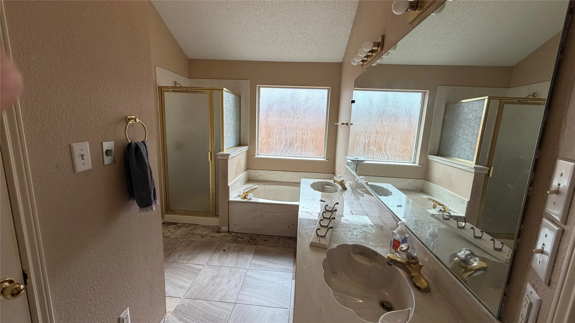 Dual vanity with shell-shaped sinks and gold-finish fixtures