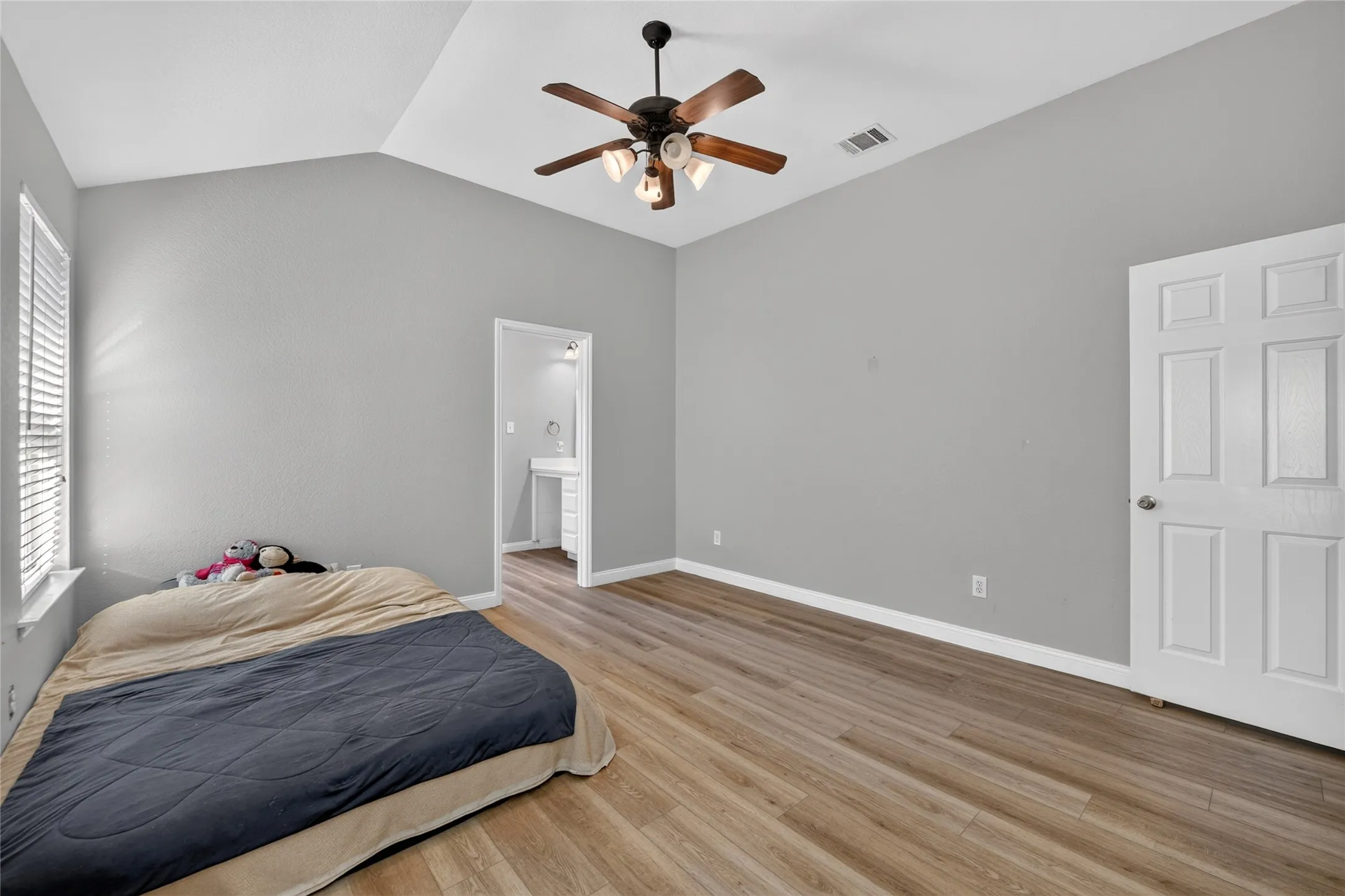 Single Family Residence For Rent in Tarrant County , 8205 Mule Deer Run, Fort Worth, Texas 76179, 3 Bedroom, 2 Bathroom, 2 Garage spaces, 1,437 Sqft, built in 2007, mls#21406124, Real Estate Agent in Fort Worth, Homes For Rent in Tarrant county, Homes For Rent in Fort Worth, Realtor in Fort Worth Texas, Real Estate Brokerage Independent Realty Texas, Luminita Cordes Realtor