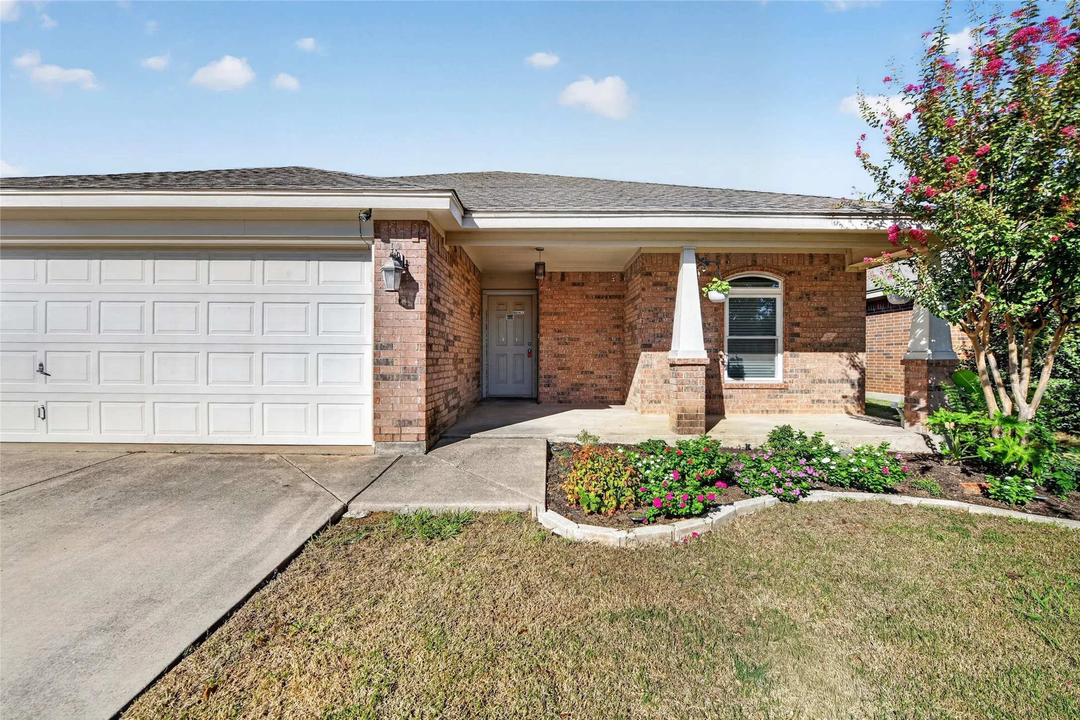 Single Family Residence For Rent in Tarrant County , 8205 Mule Deer Run, Fort Worth, Texas 76179, 3 Bedroom, 2 Bathroom, 2 Garage spaces, 1,437 Sqft, built in 2007, mls#21406124, Real Estate Agent in Fort Worth, Homes For Rent in Tarrant county, Homes For Rent in Fort Worth, Realtor in Fort Worth Texas, Real Estate Brokerage Independent Realty Texas, Luminita Cordes Realtor