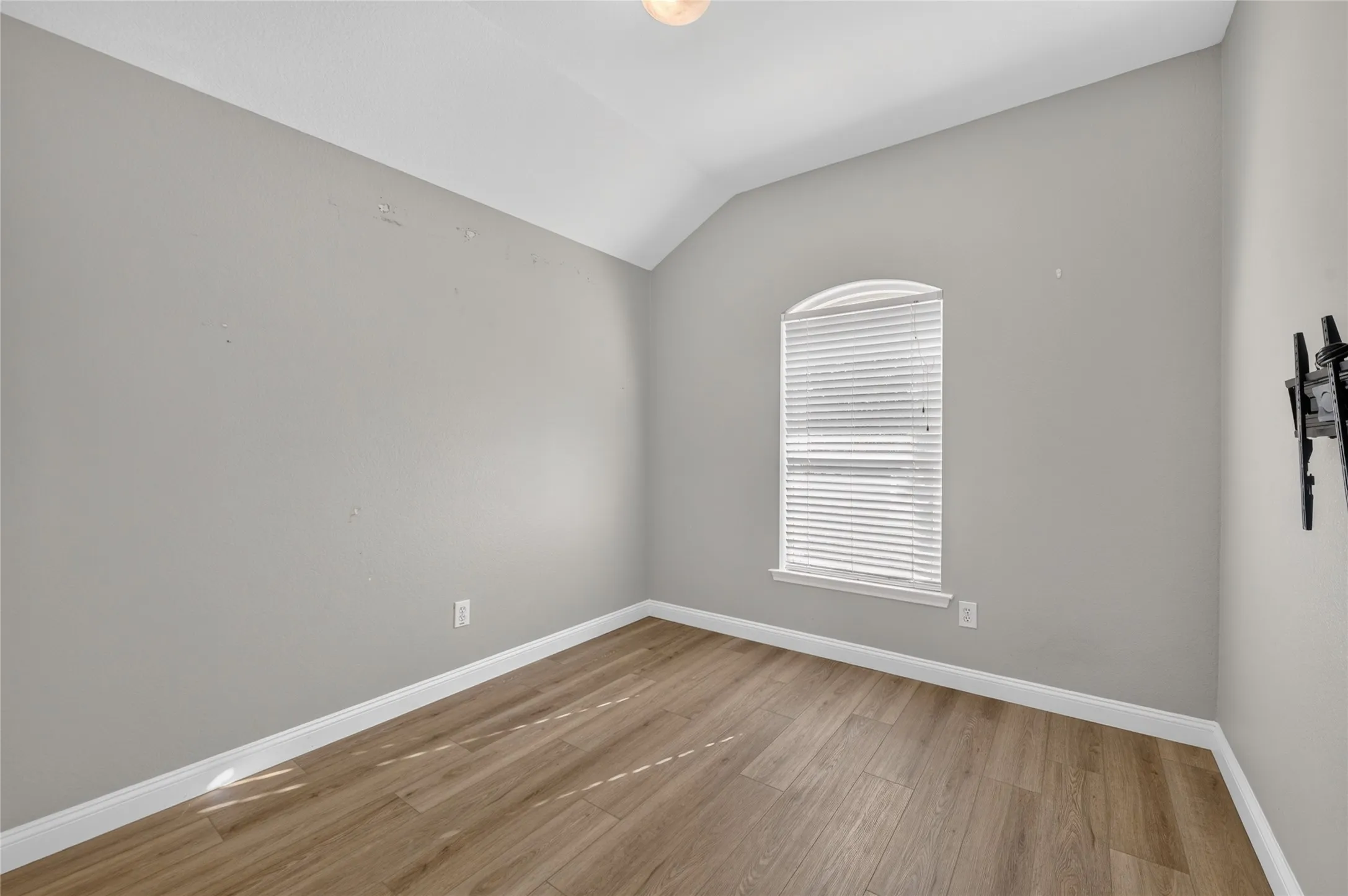 Single Family Residence For Rent in Tarrant County , 8205 Mule Deer Run, Fort Worth, Texas 76179, 3 Bedroom, 2 Bathroom, 2 Garage spaces, 1,437 Sqft, built in 2007, mls#21406124, Real Estate Agent in Fort Worth, Homes For Rent in Tarrant county, Homes For Rent in Fort Worth, Realtor in Fort Worth Texas, Real Estate Brokerage Independent Realty Texas, Luminita Cordes Realtor