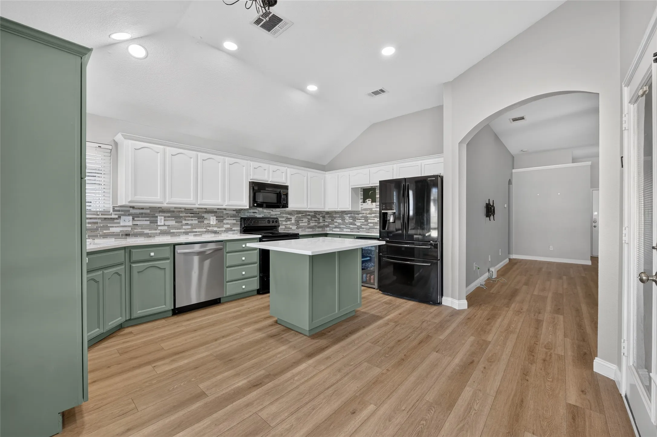 Single Family Residence For Rent in Tarrant County , 8205 Mule Deer Run, Fort Worth, Texas 76179, 3 Bedroom, 2 Bathroom, 2 Garage spaces, 1,437 Sqft, built in 2007, mls#21406124, Real Estate Agent in Fort Worth, Homes For Rent in Tarrant county, Homes For Rent in Fort Worth, Realtor in Fort Worth Texas, Real Estate Brokerage Independent Realty Texas, Luminita Cordes Realtor