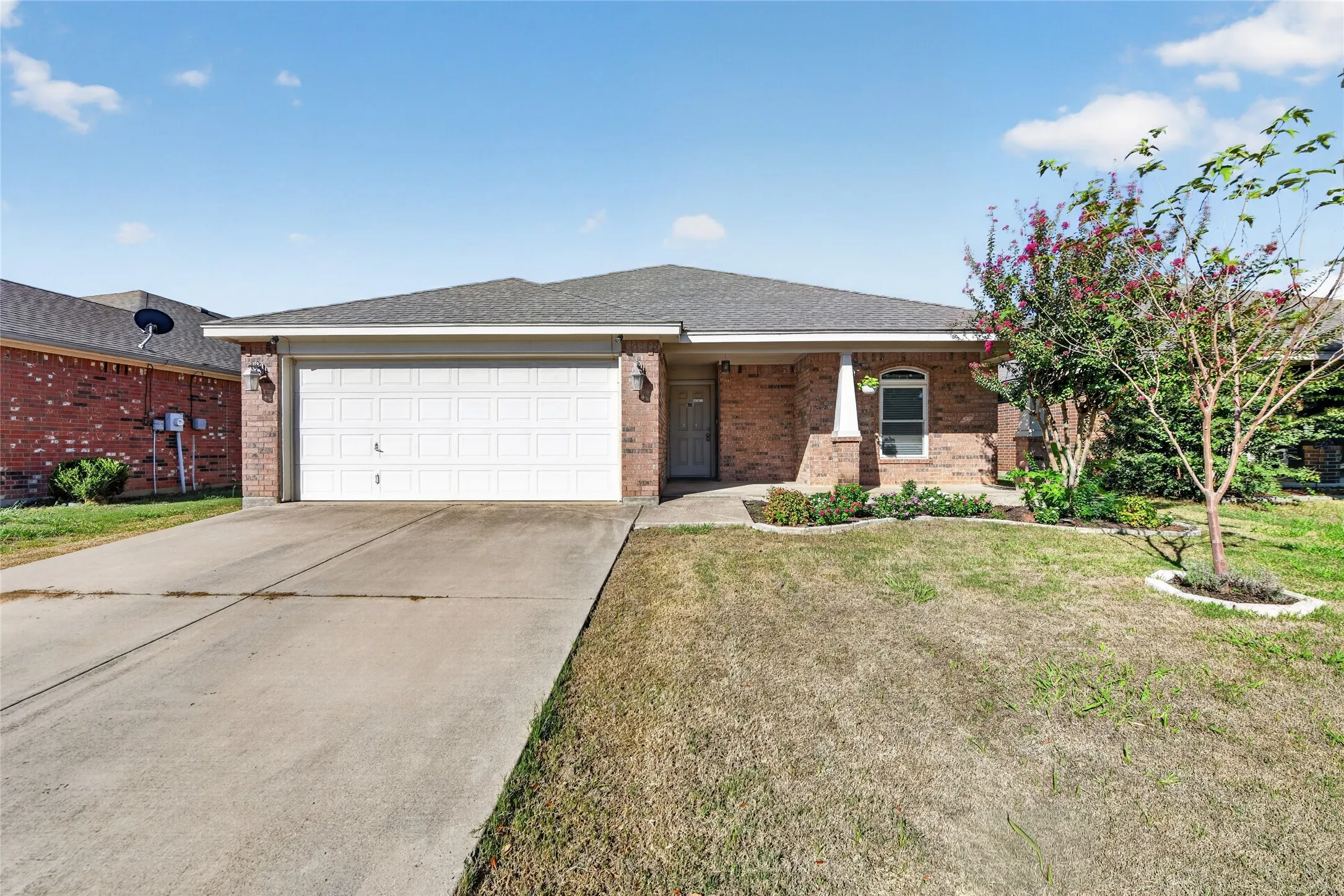 Single Family Residence For Rent in Tarrant County , 8205 Mule Deer Run, Fort Worth, Texas 76179, 3 Bedroom, 2 Bathroom, 2 Garage spaces, 1,437 Sqft, built in 2007, mls#21406124, Real Estate Agent in Fort Worth, Homes For Rent in Tarrant county, Homes For Rent in Fort Worth, Realtor in Fort Worth Texas, Real Estate Brokerage Independent Realty Texas, Luminita Cordes Realtor