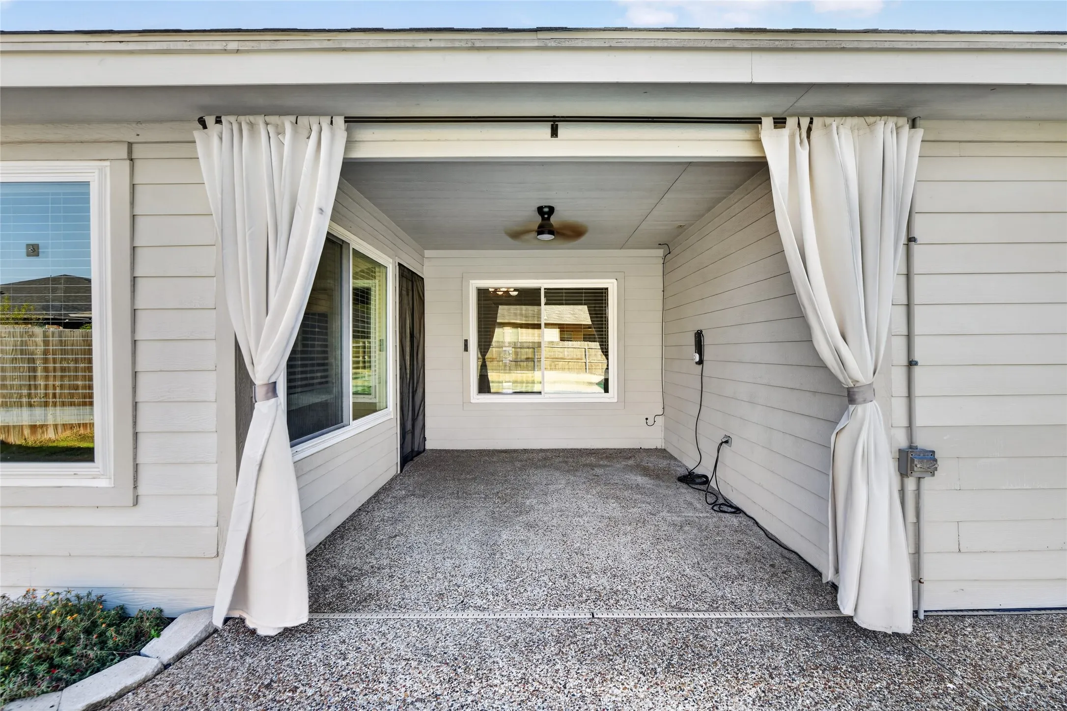 Single Family Residence For Rent in Tarrant County , 8205 Mule Deer Run, Fort Worth, Texas 76179, 3 Bedroom, 2 Bathroom, 2 Garage spaces, 1,437 Sqft, built in 2007, mls#21406124, Real Estate Agent in Fort Worth, Homes For Rent in Tarrant county, Homes For Rent in Fort Worth, Realtor in Fort Worth Texas, Real Estate Brokerage Independent Realty Texas, Luminita Cordes Realtor