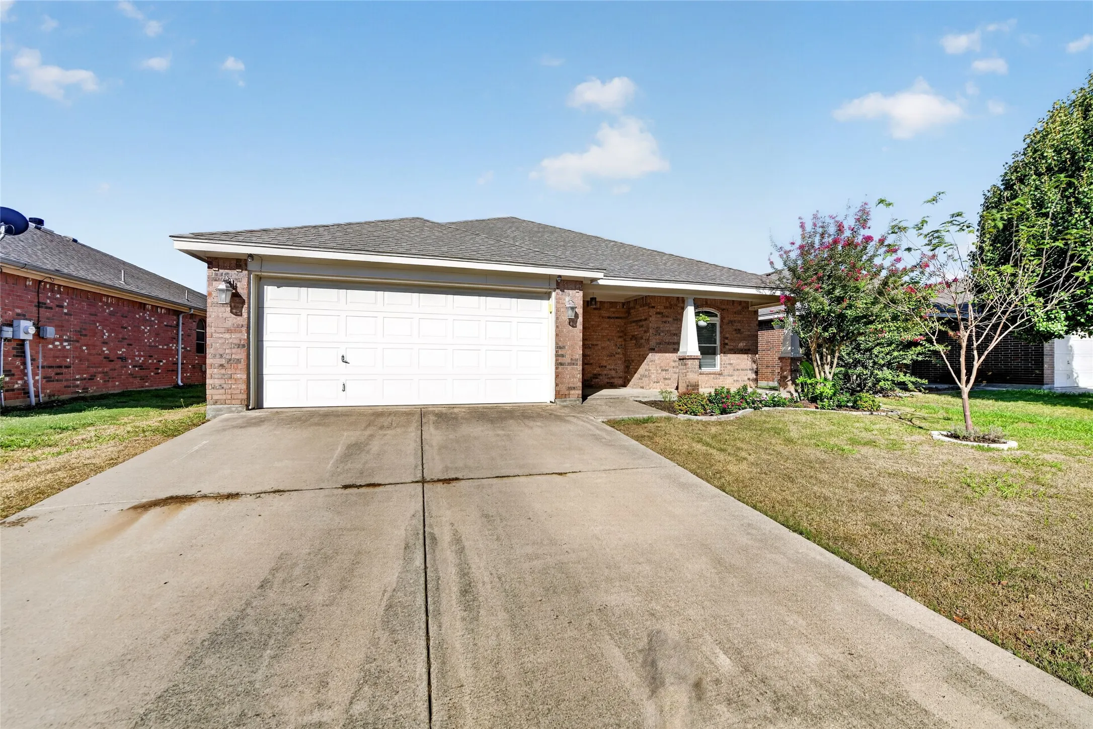 Single Family Residence For Rent in Tarrant County , 8205 Mule Deer Run, Fort Worth, Texas 76179, 3 Bedroom, 2 Bathroom, 2 Garage spaces, 1,437 Sqft, built in 2007, mls#21406124, Real Estate Agent in Fort Worth, Homes For Rent in Tarrant county, Homes For Rent in Fort Worth, Realtor in Fort Worth Texas, Real Estate Brokerage Independent Realty Texas, Luminita Cordes Realtor