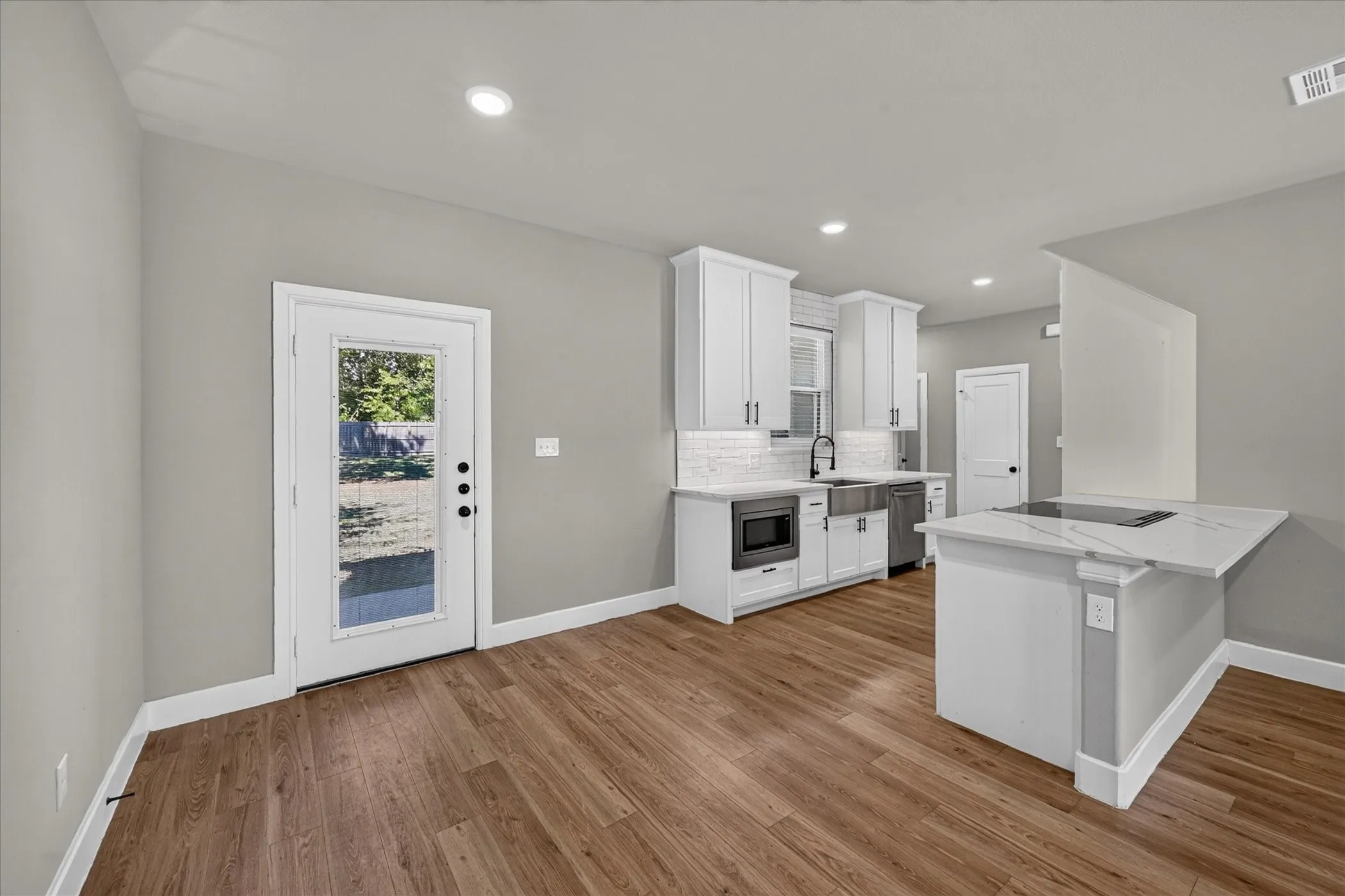 Single Family Residence For Rent in Grayson County , 423 W Monterey Street, Denison, Texas 75020, 3 Bedroom, 3 Bathroom, 1 Garage spaces, 1,560 Sqft, built in 2023, mls#21397052, Real Estate Agent in Denison, Homes For Rent in Grayson county, Homes For Rent in Denison, Realtor in Denison Texas, Real Estate Brokerage Independent Realty Texas, Luminita Cordes Realtor