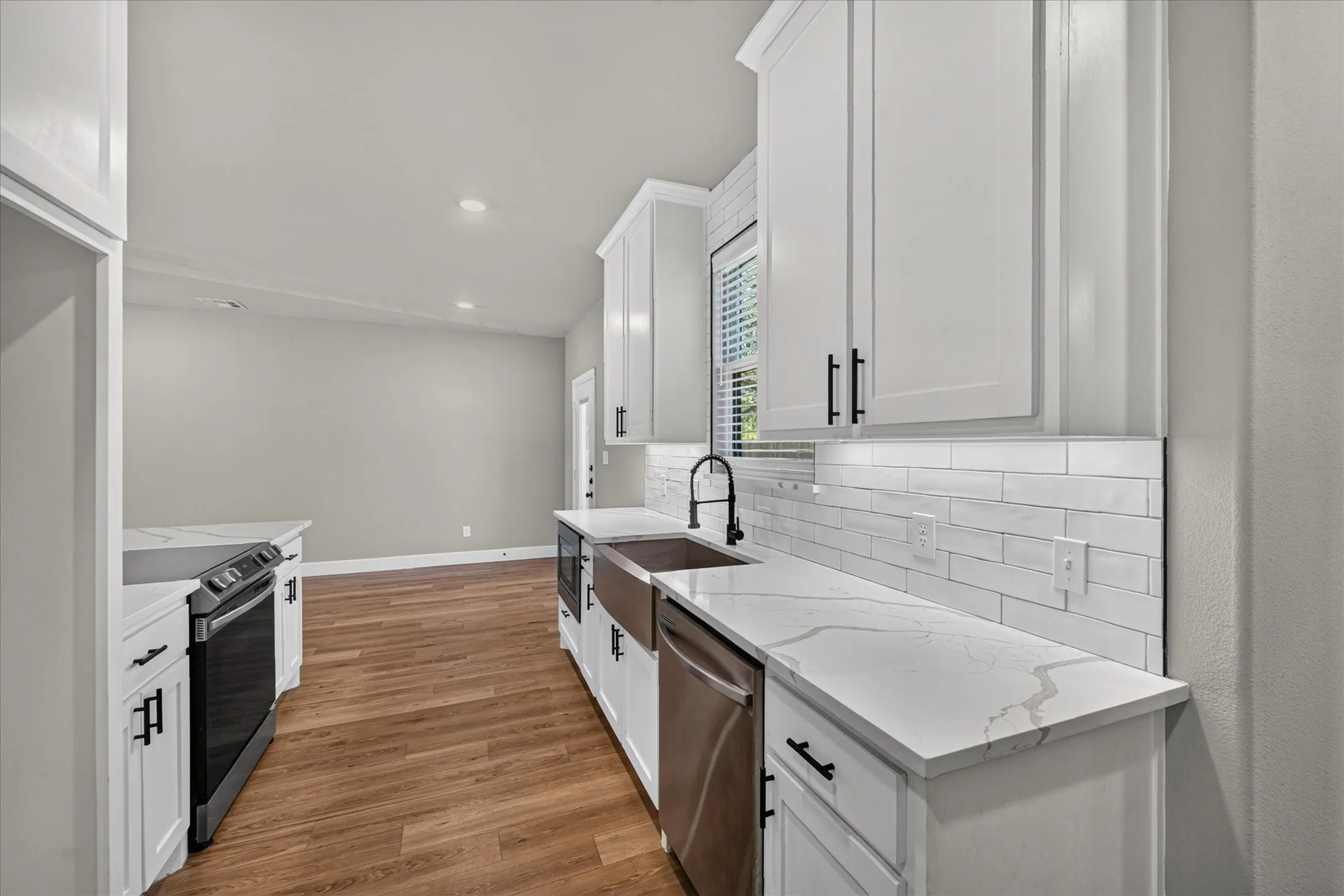 Single Family Residence For Rent in Grayson County , 423 W Monterey Street, Denison, Texas 75020, 3 Bedroom, 3 Bathroom, 1 Garage spaces, 1,560 Sqft, built in 2023, mls#21397052, Real Estate Agent in Denison, Homes For Rent in Grayson county, Homes For Rent in Denison, Realtor in Denison Texas, Real Estate Brokerage Independent Realty Texas, Luminita Cordes Realtor