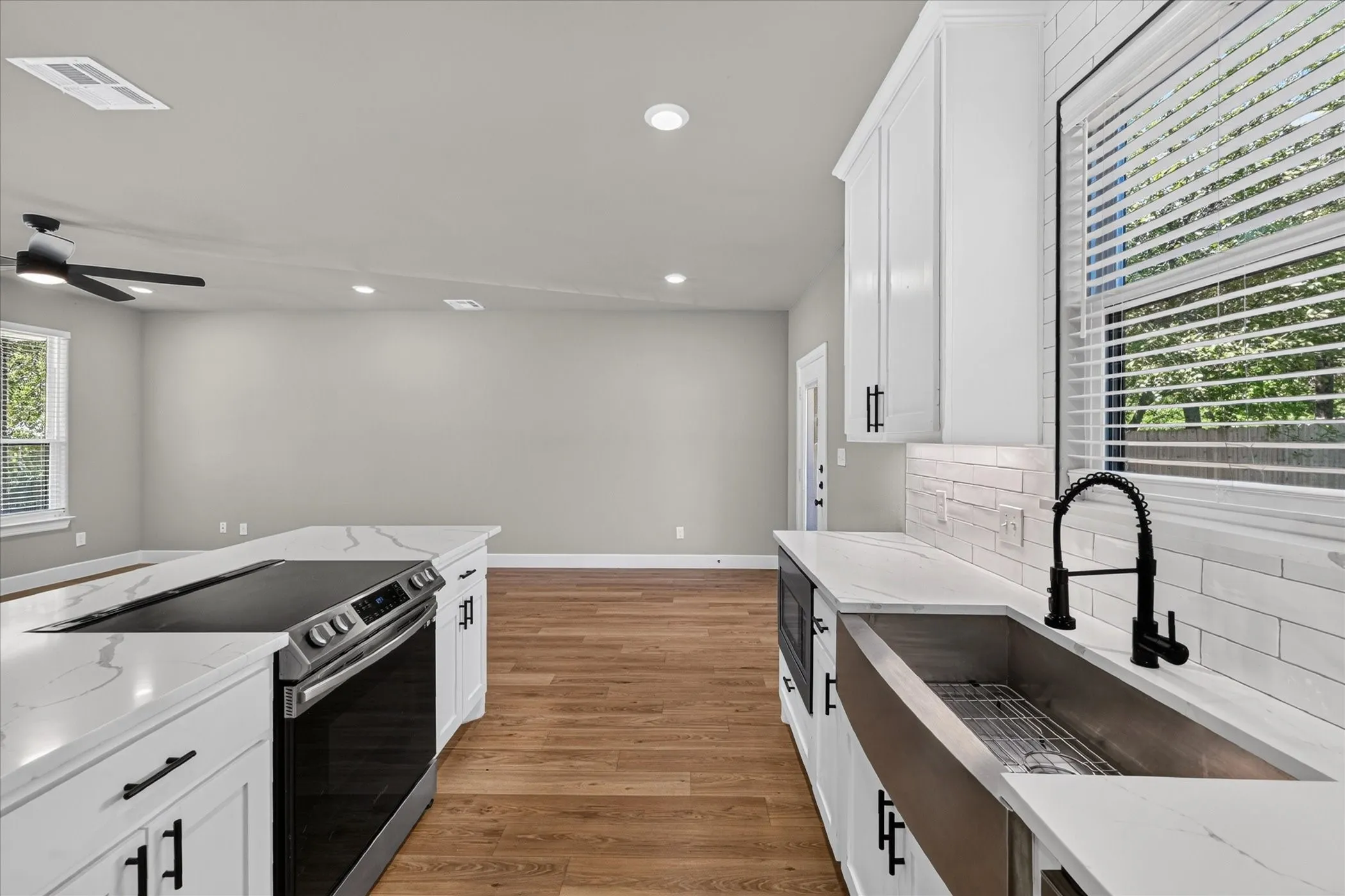 Single Family Residence For Rent in Grayson County , 423 W Monterey Street, Denison, Texas 75020, 3 Bedroom, 3 Bathroom, 1 Garage spaces, 1,560 Sqft, built in 2023, mls#21397052, Real Estate Agent in Denison, Homes For Rent in Grayson county, Homes For Rent in Denison, Realtor in Denison Texas, Real Estate Brokerage Independent Realty Texas, Luminita Cordes Realtor