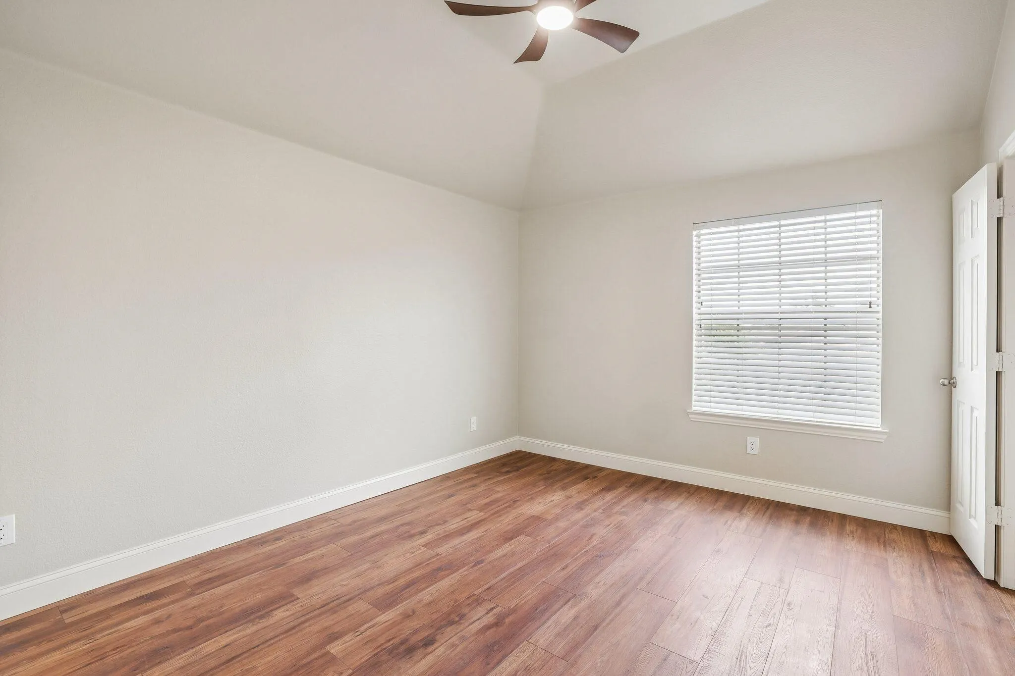 Single Family Residence For Sale in Collin County , 6412 Falcon Ridge Lane, Mc Kinney, Texas 75071, 5 Bedroom, 4 Bathroom, 2 Garage spaces, 3,389 Sqft, built in 2007, mls#21406133, Real Estate Agent in Mc Kinney, Homes For Sale in Collin county, Homes For Sale in Mc Kinney, Realtor in Mc Kinney Texas, Real Estate Brokerage Independent Realty Texas, Luminita Cordes Realtor