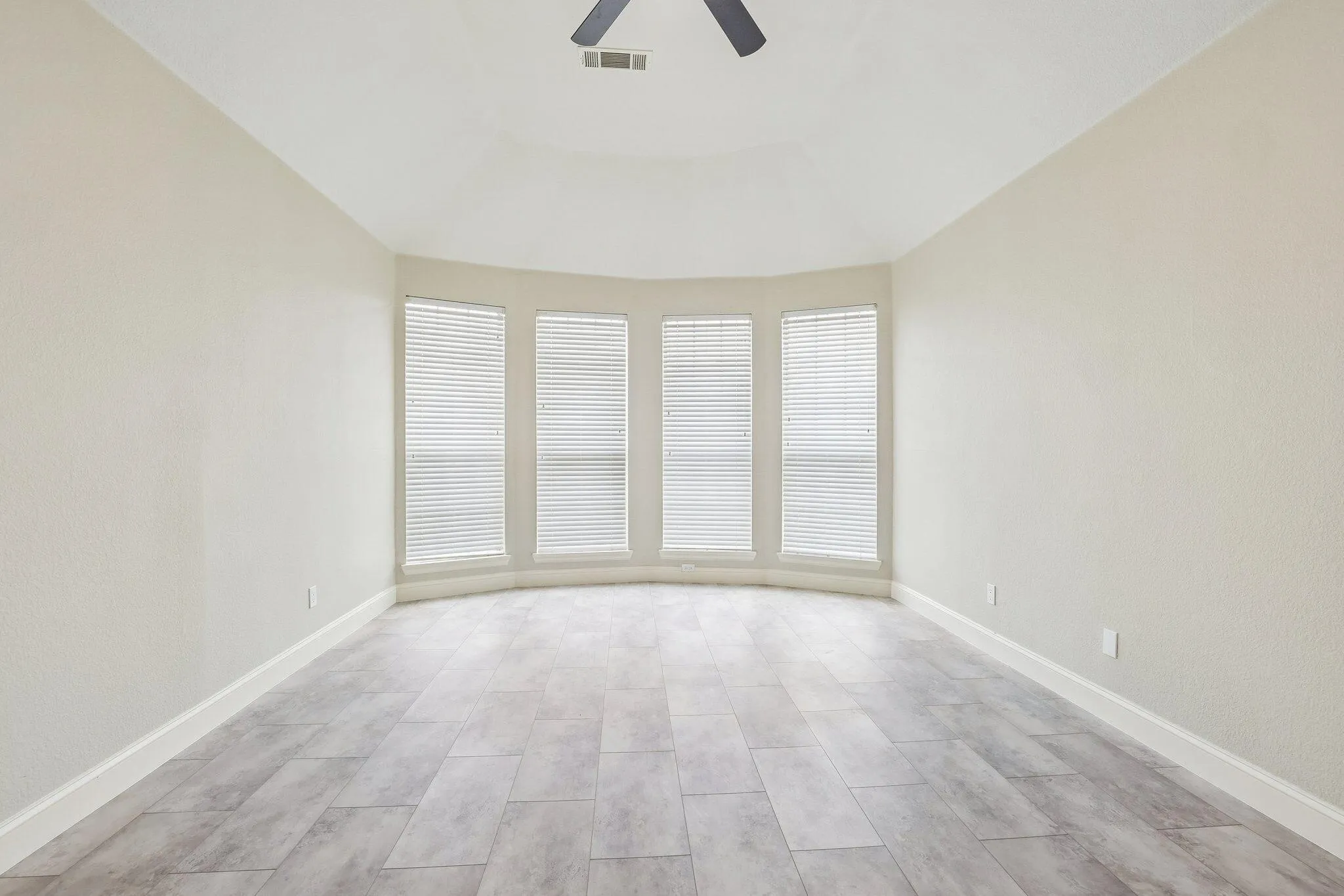 Single Family Residence For Sale in Collin County , 6412 Falcon Ridge Lane, Mc Kinney, Texas 75071, 5 Bedroom, 4 Bathroom, 2 Garage spaces, 3,389 Sqft, built in 2007, mls#21406133, Real Estate Agent in Mc Kinney, Homes For Sale in Collin county, Homes For Sale in Mc Kinney, Realtor in Mc Kinney Texas, Real Estate Brokerage Independent Realty Texas, Luminita Cordes Realtor