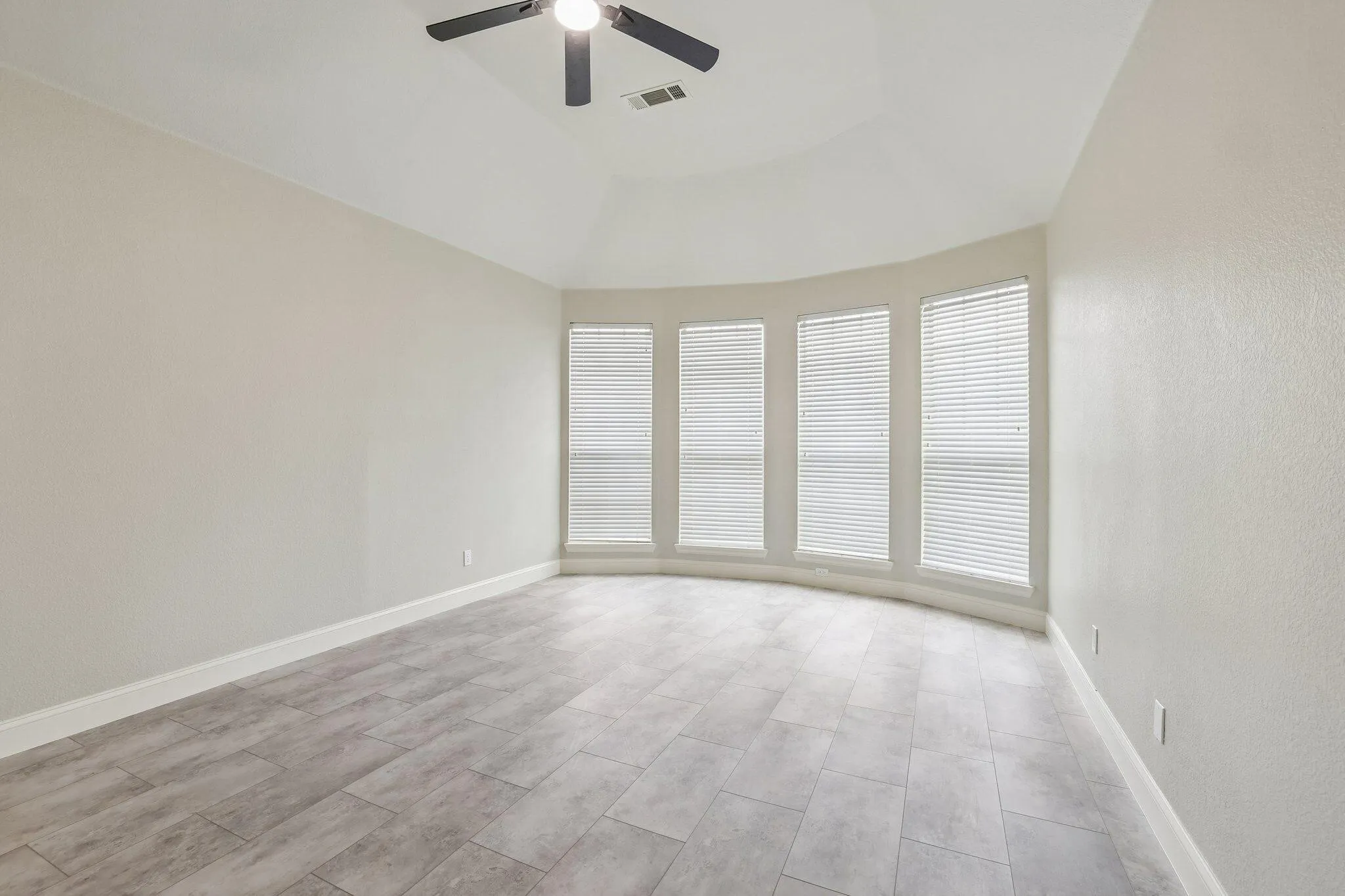 Single Family Residence For Sale in Collin County , 6412 Falcon Ridge Lane, Mc Kinney, Texas 75071, 5 Bedroom, 4 Bathroom, 2 Garage spaces, 3,389 Sqft, built in 2007, mls#21406133, Real Estate Agent in Mc Kinney, Homes For Sale in Collin county, Homes For Sale in Mc Kinney, Realtor in Mc Kinney Texas, Real Estate Brokerage Independent Realty Texas, Luminita Cordes Realtor