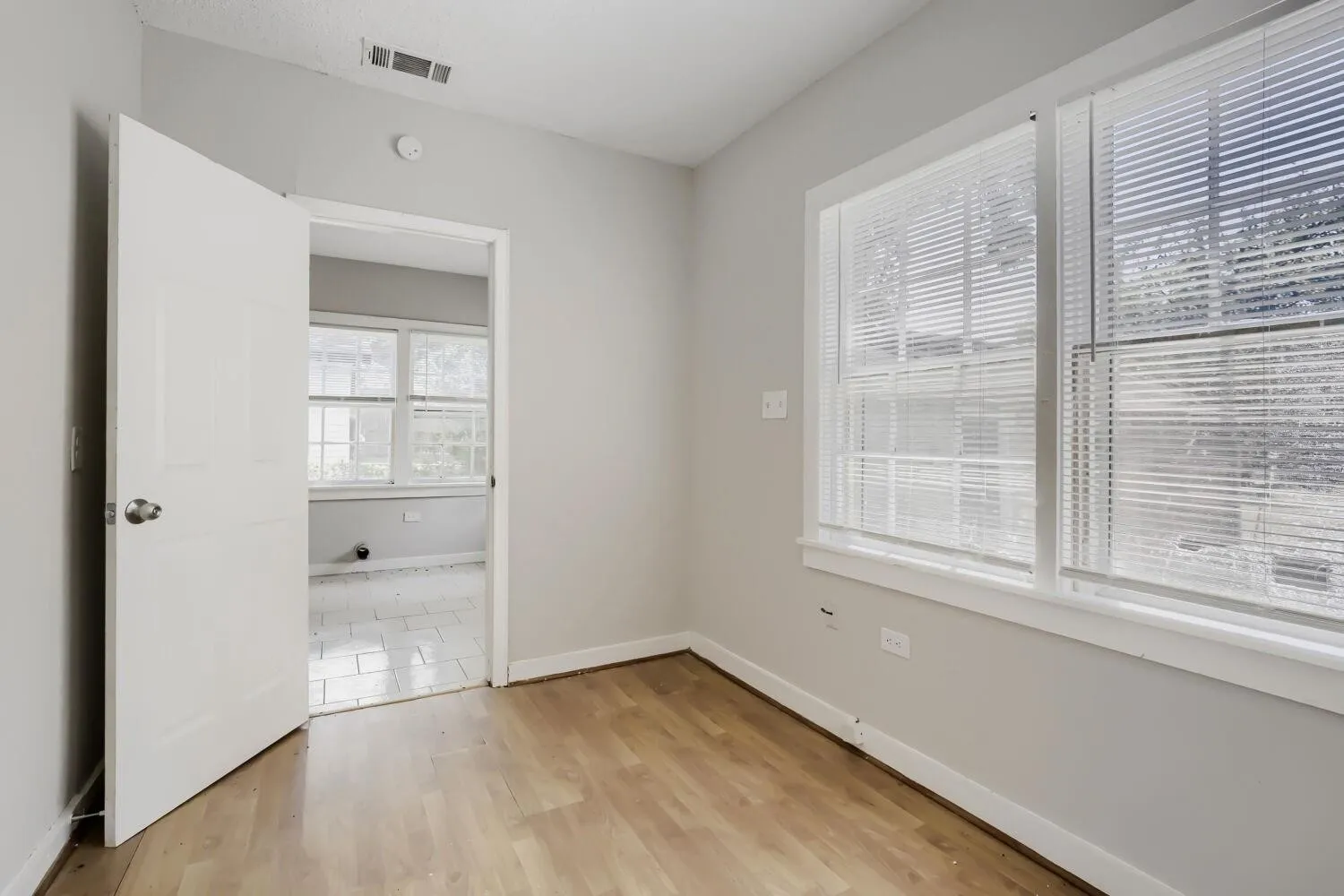 Single Family Residence For Rent in Grayson County , 1050 Dubois Street, Denison, Texas 75020, 3 Bedroom, 1 Bathroom, Garage spaces, 1,284 Sqft, built in 1945, mls#21406148, Real Estate Agent in Denison, Homes For Rent in Grayson county, Homes For Rent in Denison, Realtor in Denison Texas, Real Estate Brokerage Independent Realty Texas, Luminita Cordes Realtor