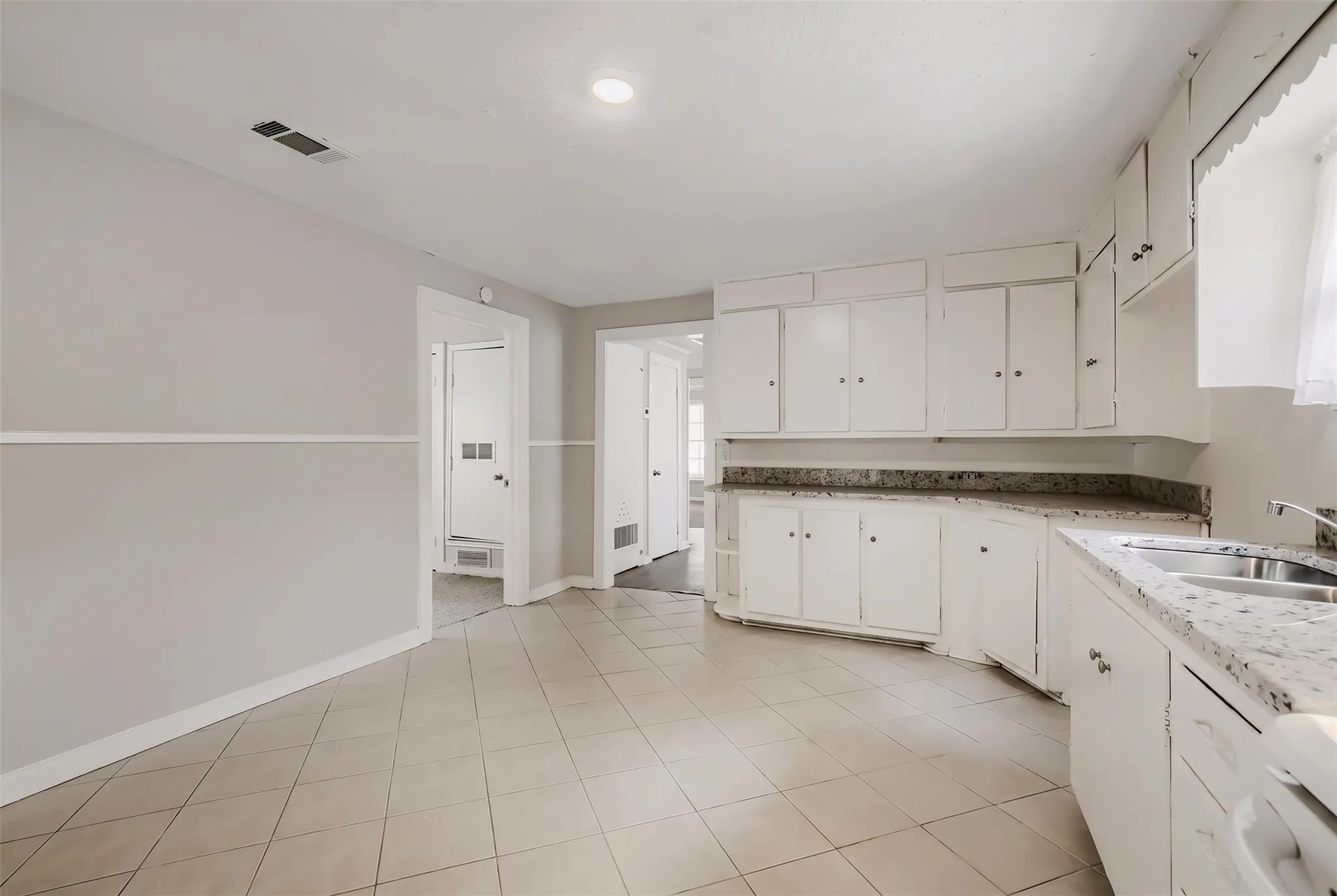 Single Family Residence For Rent in Grayson County , 1050 Dubois Street, Denison, Texas 75020, 3 Bedroom, 1 Bathroom, Garage spaces, 1,284 Sqft, built in 1945, mls#21406148, Real Estate Agent in Denison, Homes For Rent in Grayson county, Homes For Rent in Denison, Realtor in Denison Texas, Real Estate Brokerage Independent Realty Texas, Luminita Cordes Realtor