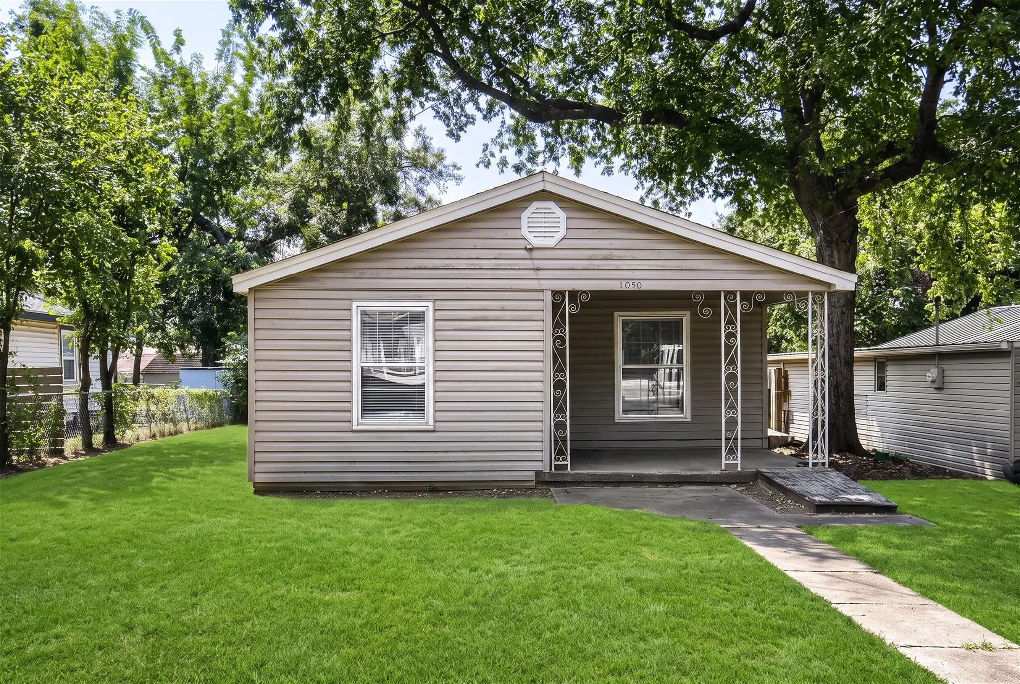 Single Family Residence For Rent in Grayson County , 1050 Dubois Street, Denison, Texas 75020, 3 Bedroom, 1 Bathroom, Garage spaces, 1,284 Sqft, built in 1945, mls#21406148, Real Estate Agent in Denison, Homes For Rent in Grayson county, Homes For Rent in Denison, Realtor in Denison Texas, Real Estate Brokerage Independent Realty Texas, Luminita Cordes Realtor