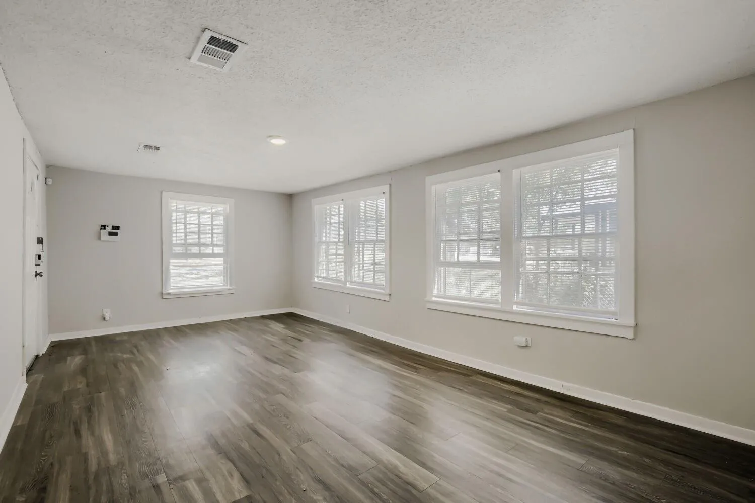 Single Family Residence For Rent in Grayson County , 1050 Dubois Street, Denison, Texas 75020, 3 Bedroom, 1 Bathroom, Garage spaces, 1,284 Sqft, built in 1945, mls#21406148, Real Estate Agent in Denison, Homes For Rent in Grayson county, Homes For Rent in Denison, Realtor in Denison Texas, Real Estate Brokerage Independent Realty Texas, Luminita Cordes Realtor