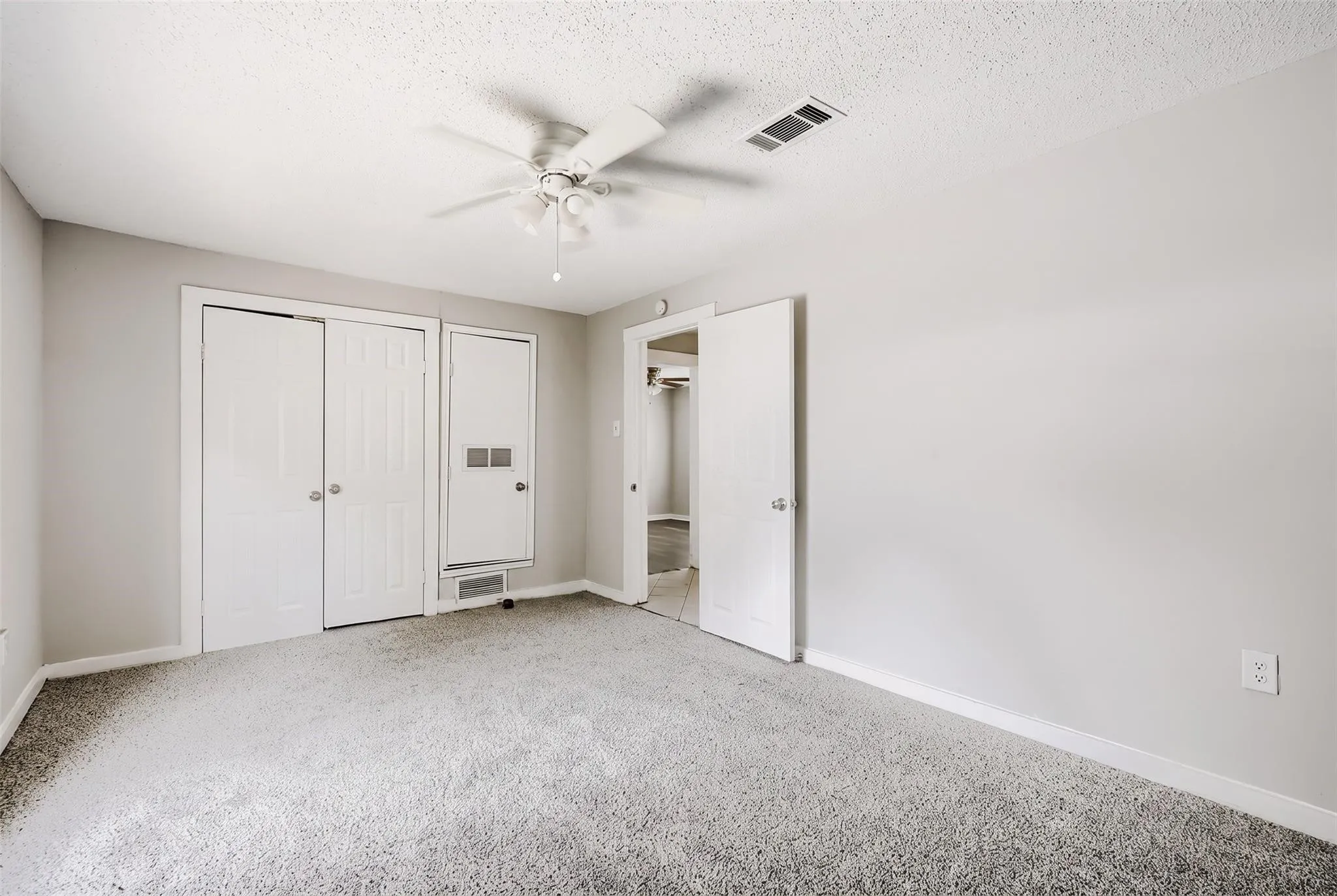 Single Family Residence For Rent in Grayson County , 1050 Dubois Street, Denison, Texas 75020, 3 Bedroom, 1 Bathroom, Garage spaces, 1,284 Sqft, built in 1945, mls#21406148, Real Estate Agent in Denison, Homes For Rent in Grayson county, Homes For Rent in Denison, Realtor in Denison Texas, Real Estate Brokerage Independent Realty Texas, Luminita Cordes Realtor