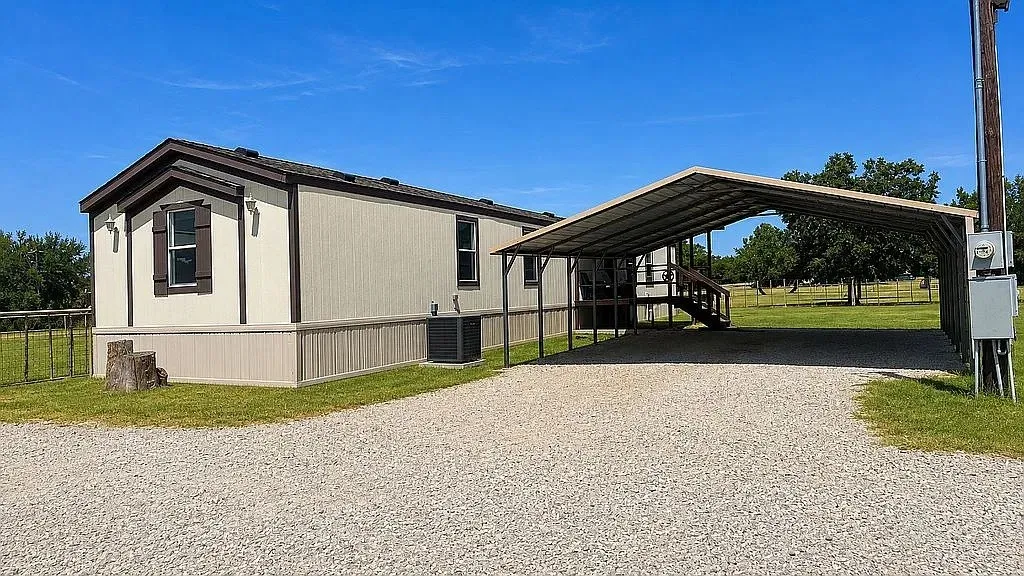 Second home with 3 bedrooms and 2 baths