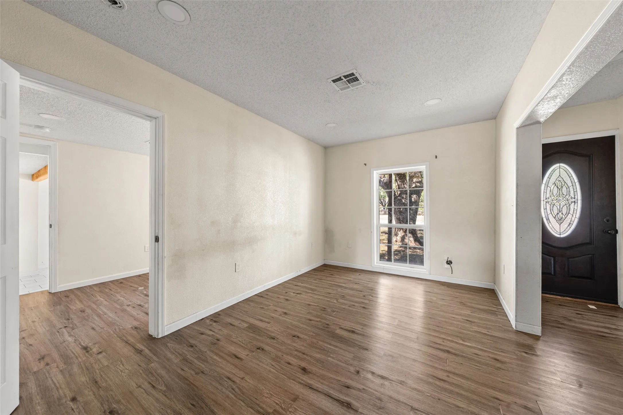 Single Family Residence For Sale in Mc Lennan County , 1126 W 7th Street, Mc Gregor, Texas 76657, 3 Bedroom, 1 Bathroom, Garage spaces, 1,416 Sqft, built in 1947, mls#21405929, Real Estate Agent in Mc Gregor, Homes For Sale in Mc Lennan county, Homes For Sale in Mc Gregor, Realtor in Mc Gregor Texas, Real Estate Brokerage Independent Realty Texas, Luminita Cordes Realtor